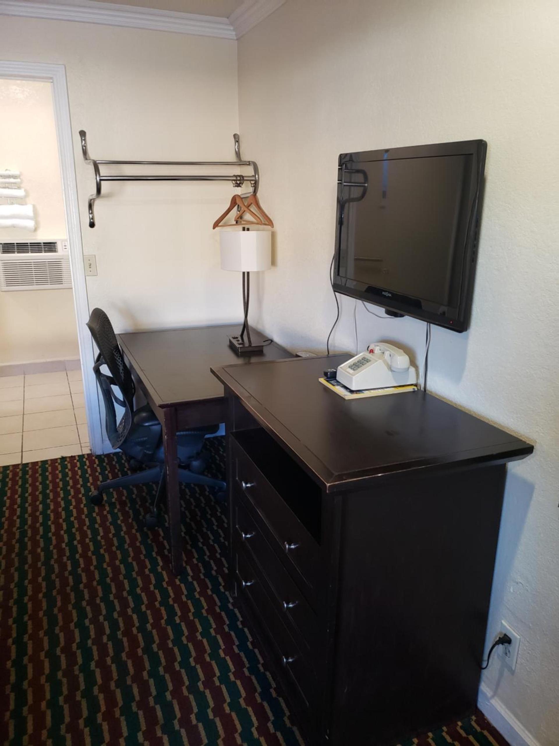 Town and Country Inn photo 9