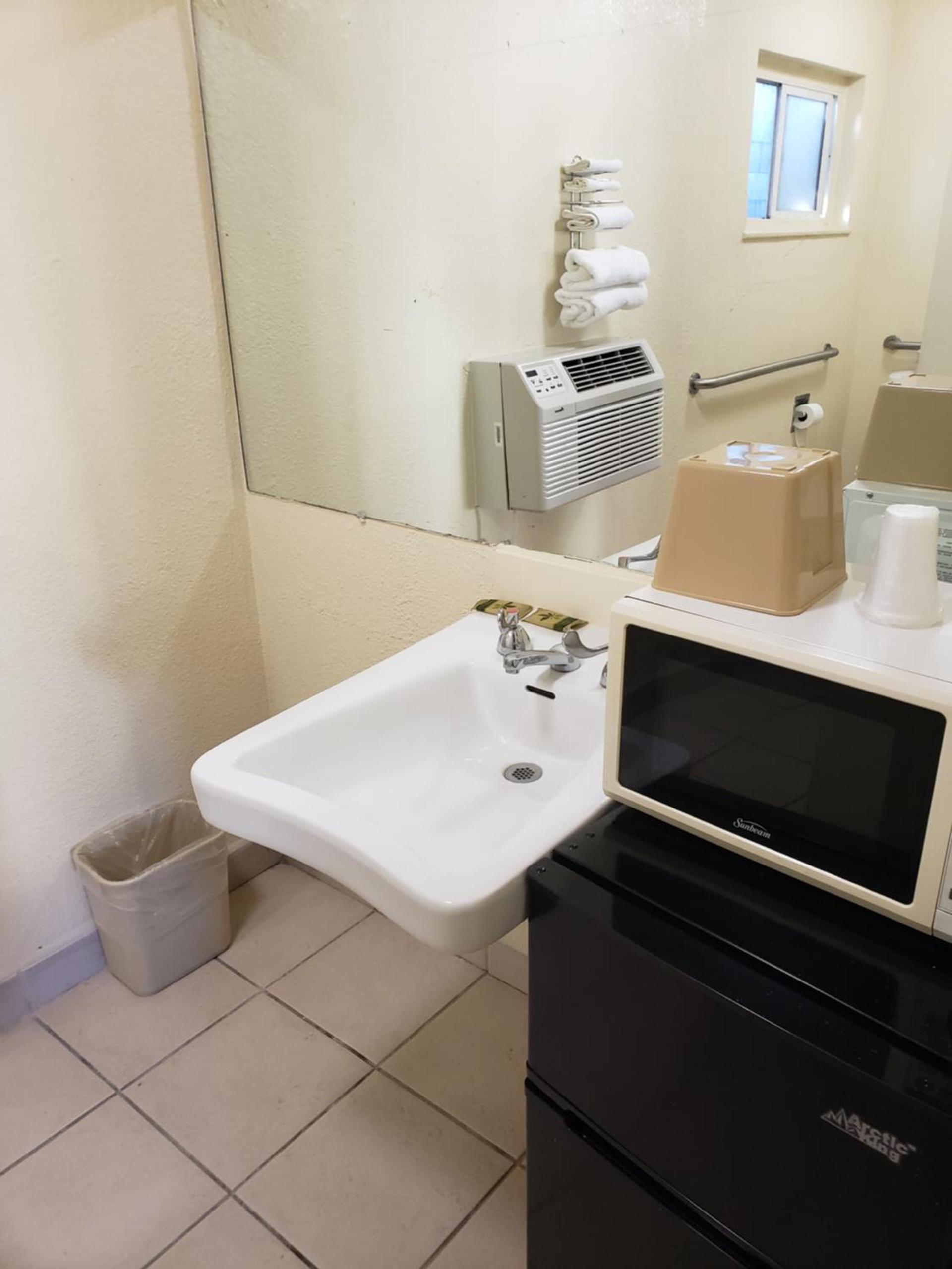Town and Country Inn photo 8