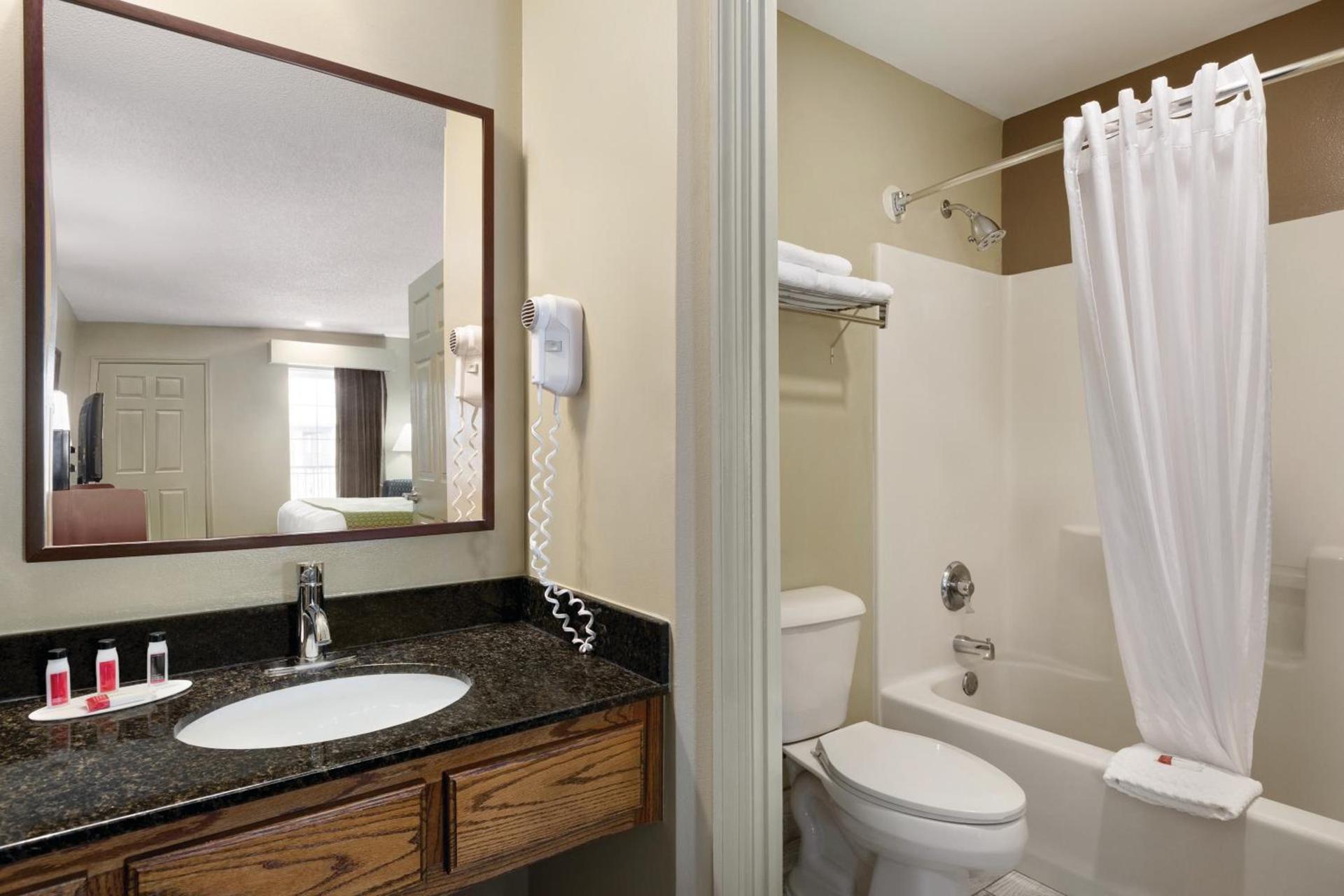 Baymont by Wyndham Warner Robins photo 35