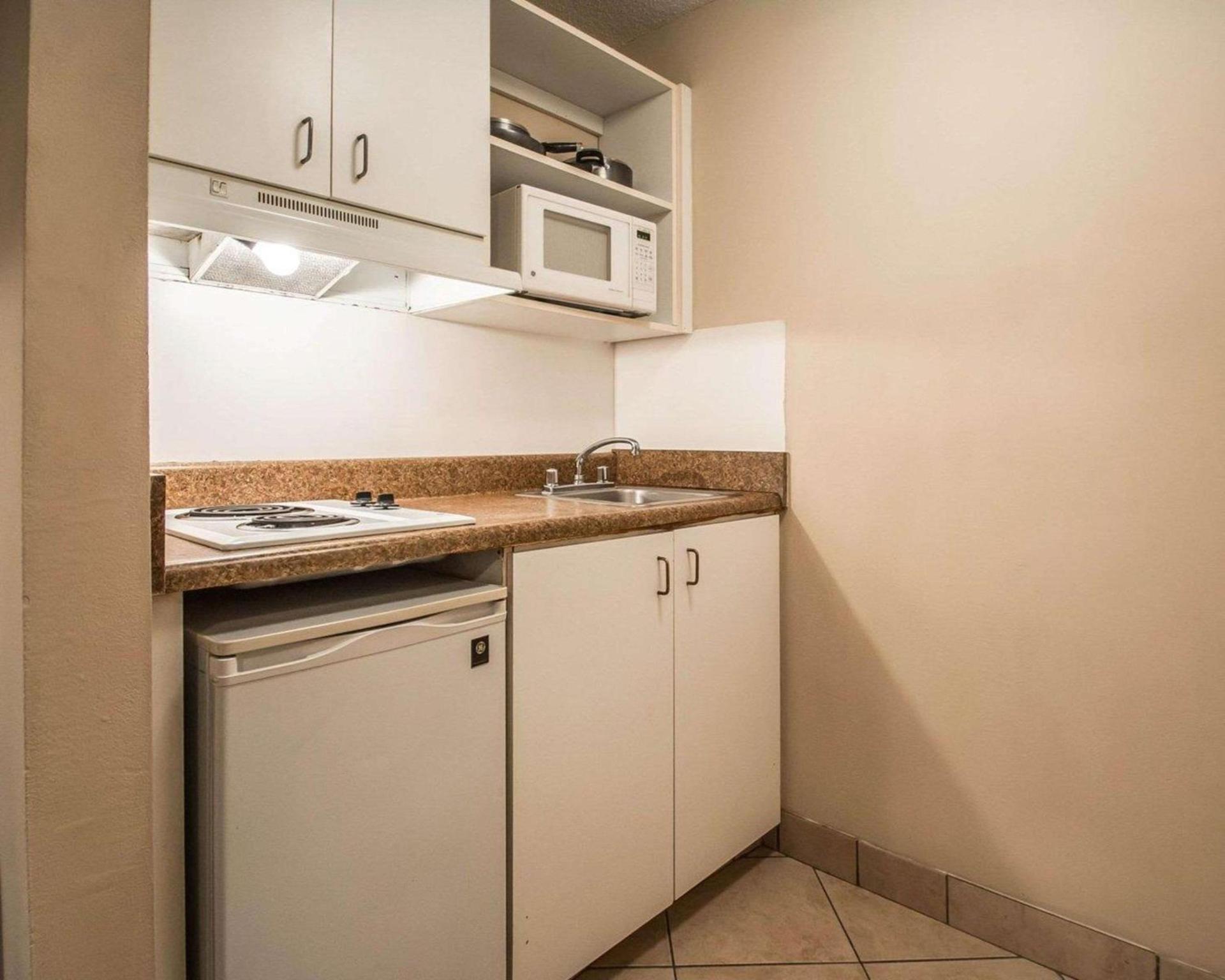 Tampa Bay Extended Stay - Airport photo 15