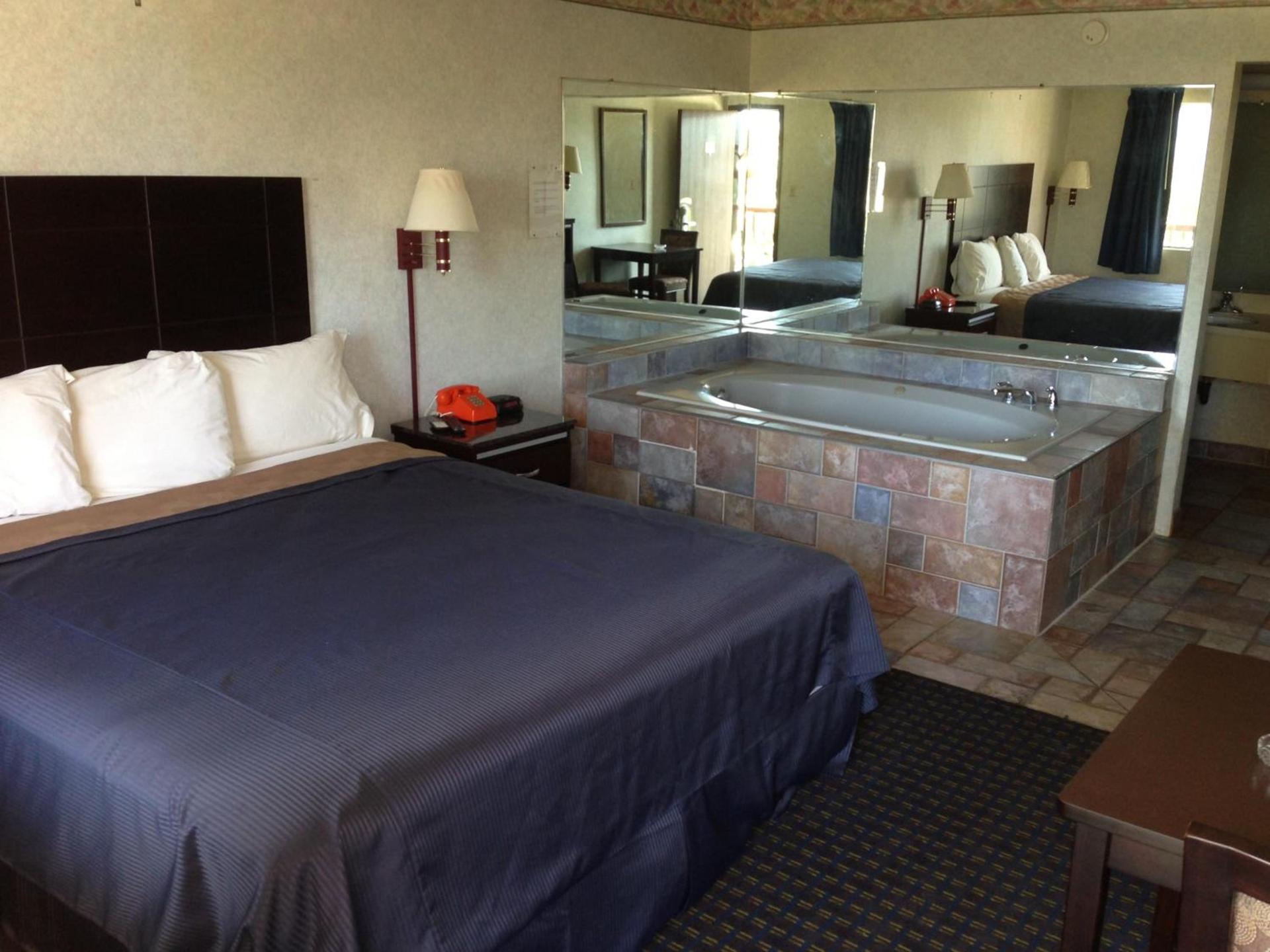 Del Amo Inn photo 8