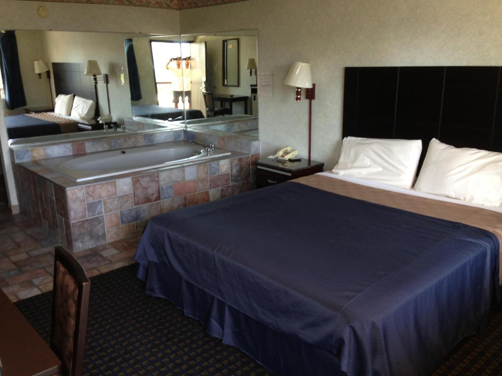 Del Amo Inn photo 9
