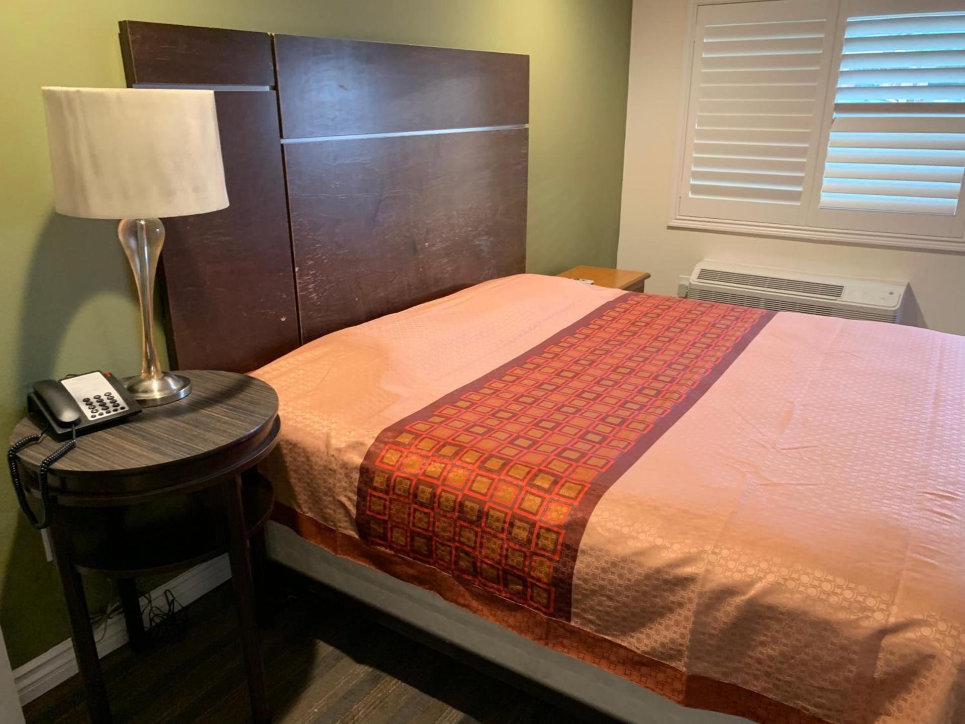 Desert Inn Motel photo 8