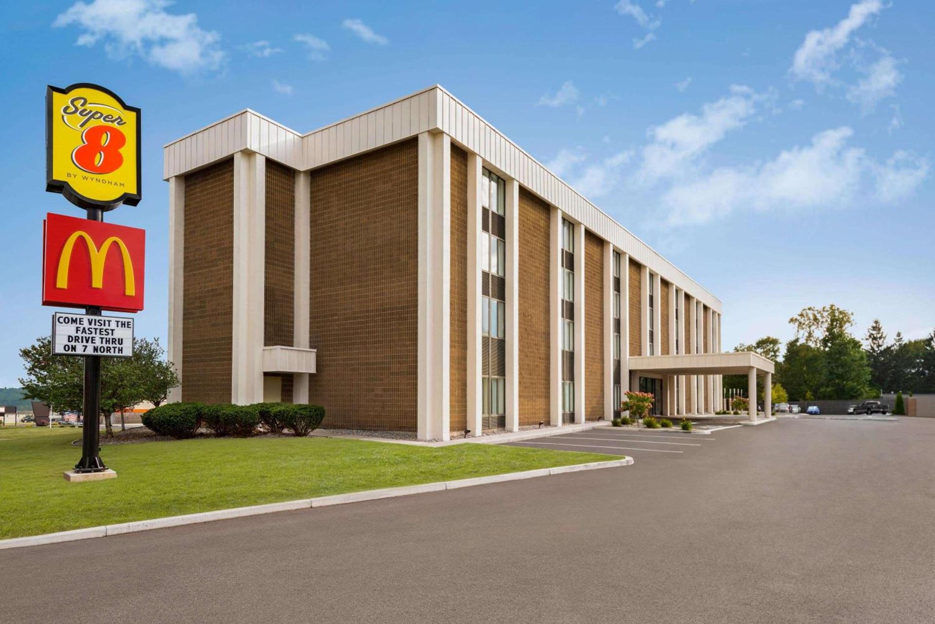 Super 8 by Wyndham Liverpool/Syracuse North Airport — hotel in Liverpool