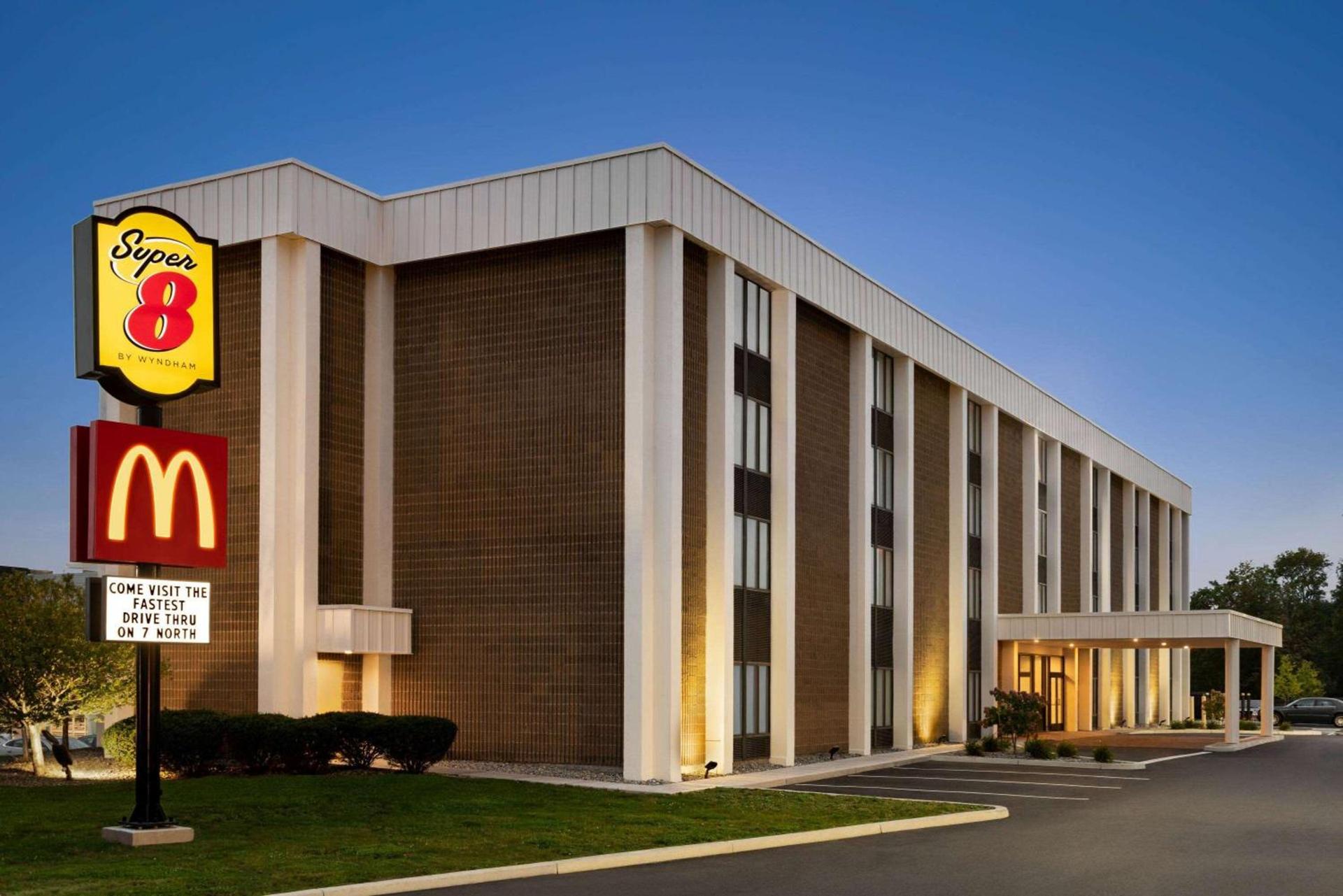 Super 8 by Wyndham Liverpool/Syracuse North Airport photo 2
