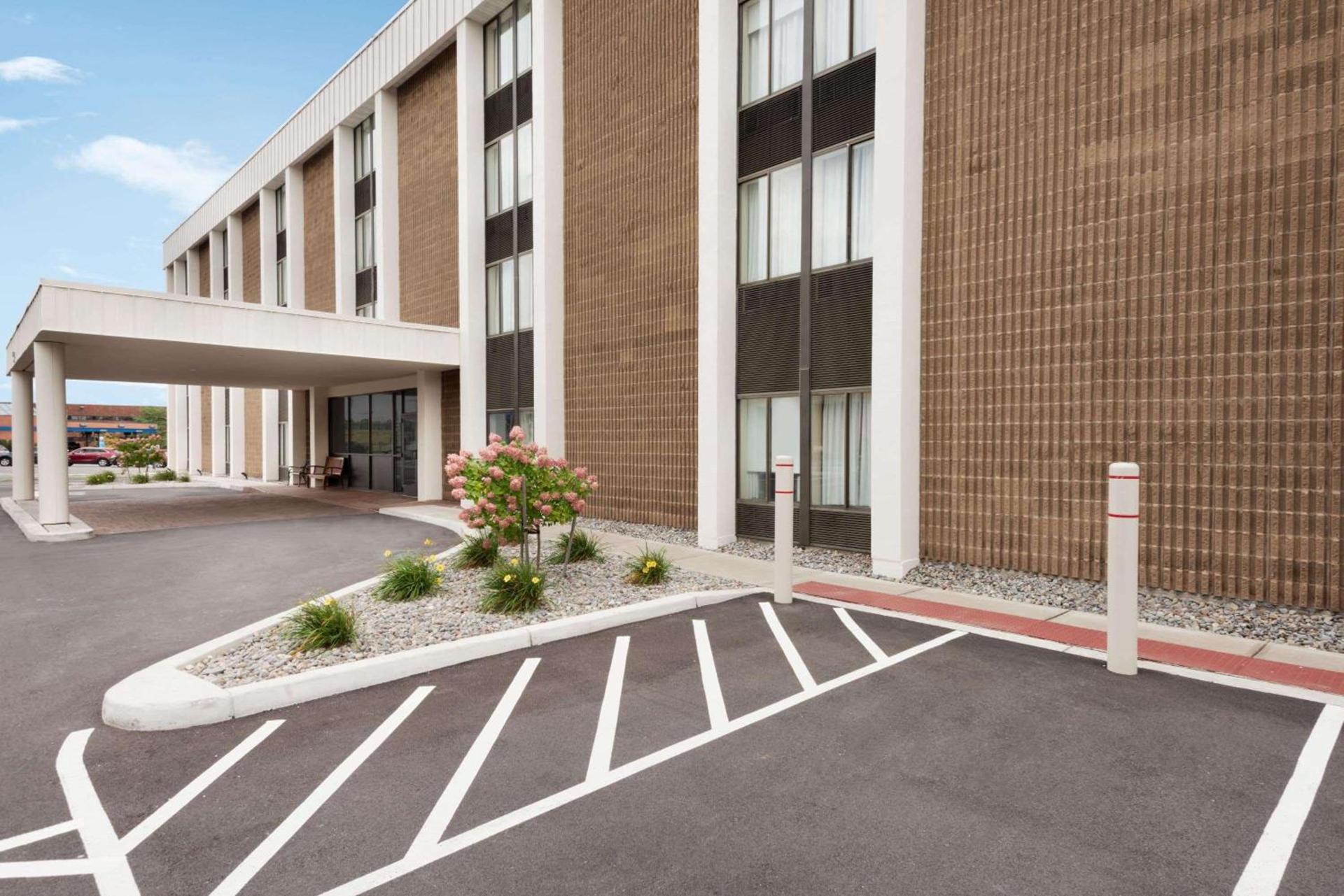 Super 8 by Wyndham Liverpool/Syracuse North Airport photo 4