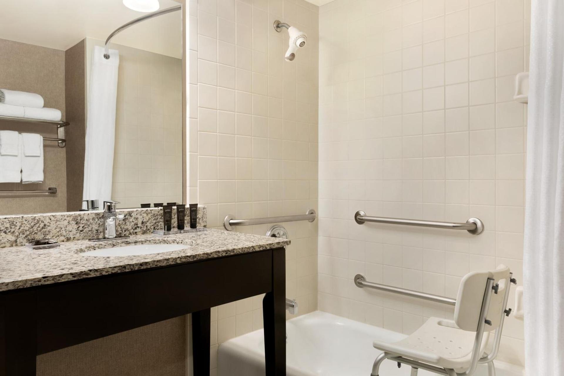 Wingate by Wyndham Cincinnati Blue Ash photo 11
