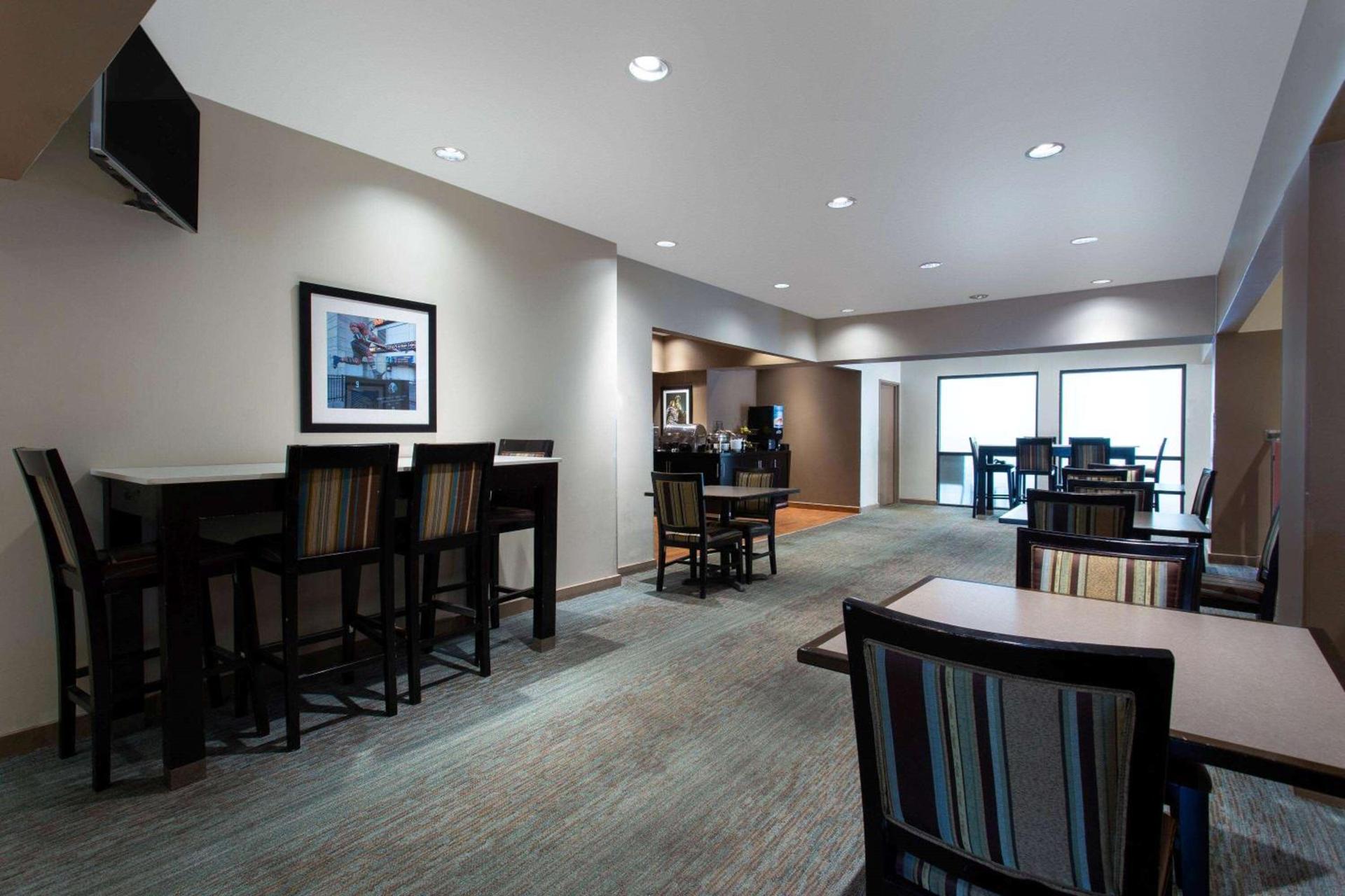 Ramada by Wyndham Glendale Heights/Lombard photo 62