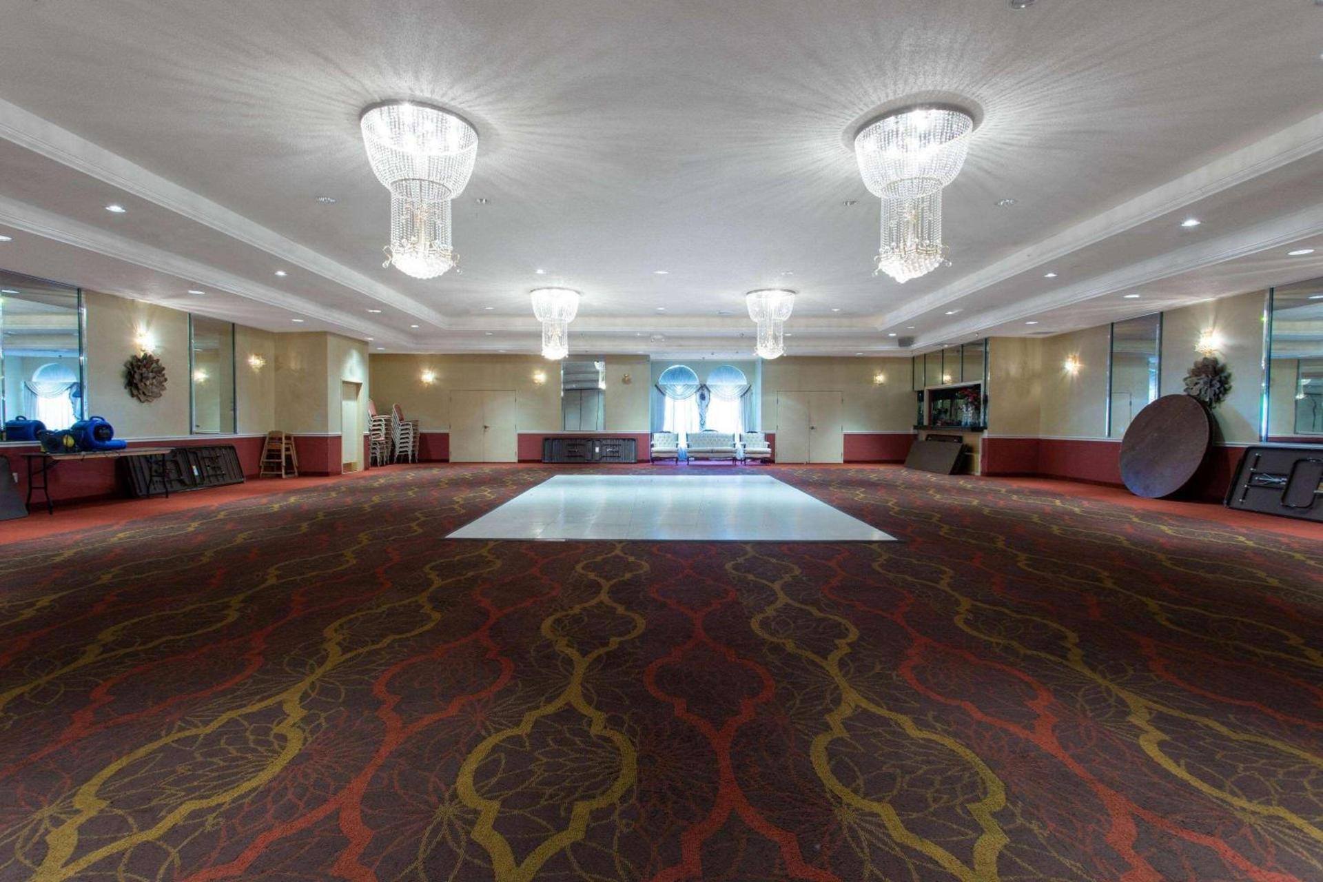 Ramada by Wyndham Glendale Heights/Lombard photo 61