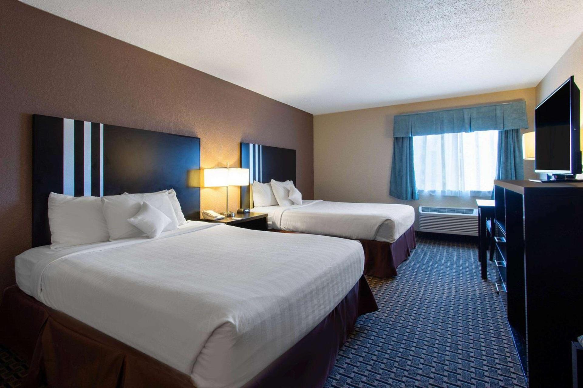 Ramada by Wyndham Glendale Heights/Lombard photo 11