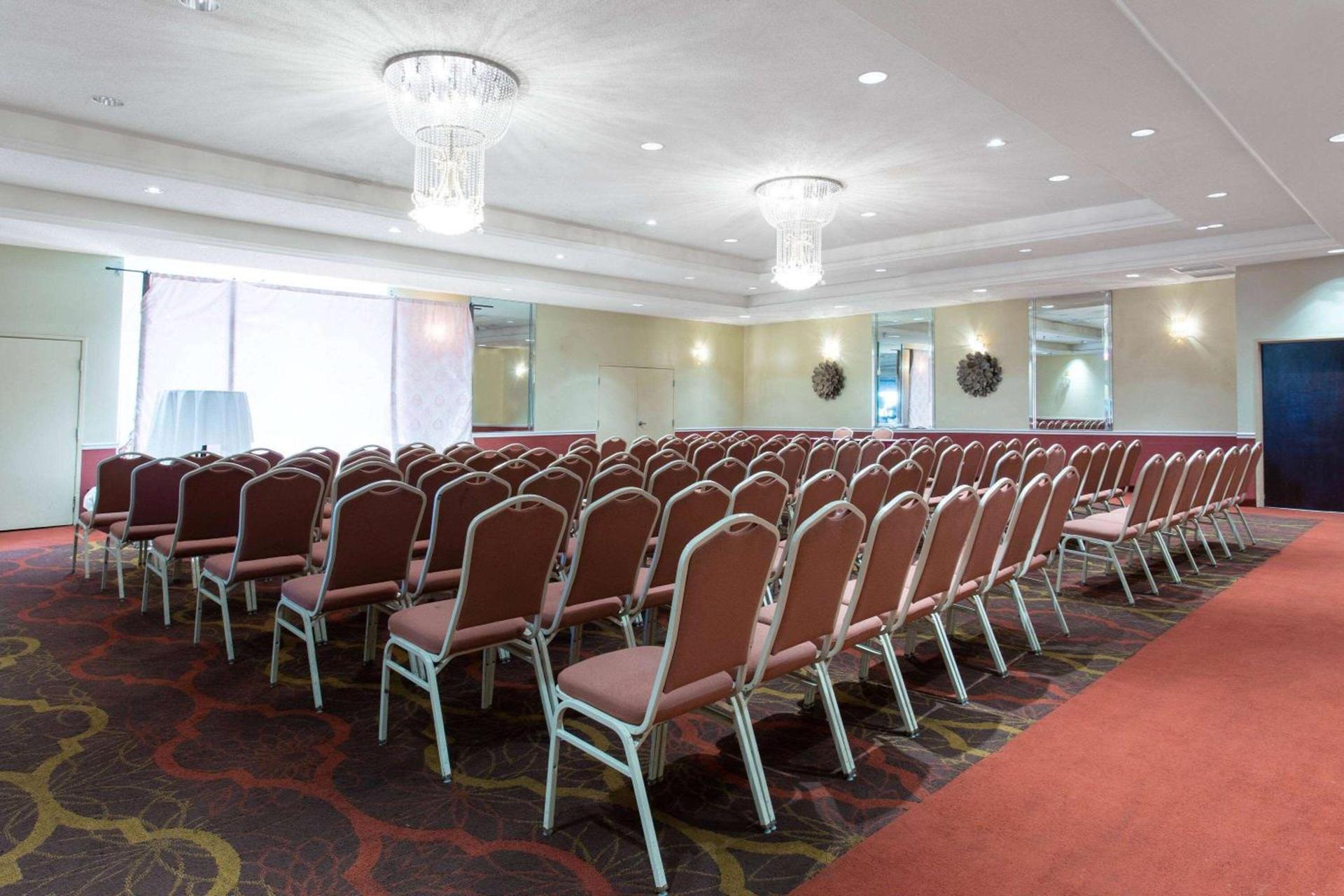 Ramada by Wyndham Glendale Heights/Lombard photo 55
