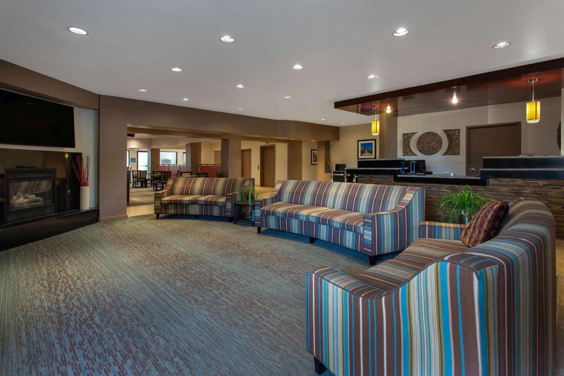Ramada by Wyndham Glendale Heights/Lombard photo 54