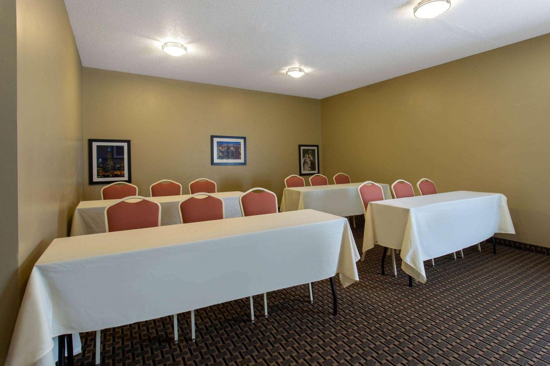 Ramada by Wyndham Glendale Heights/Lombard photo 53