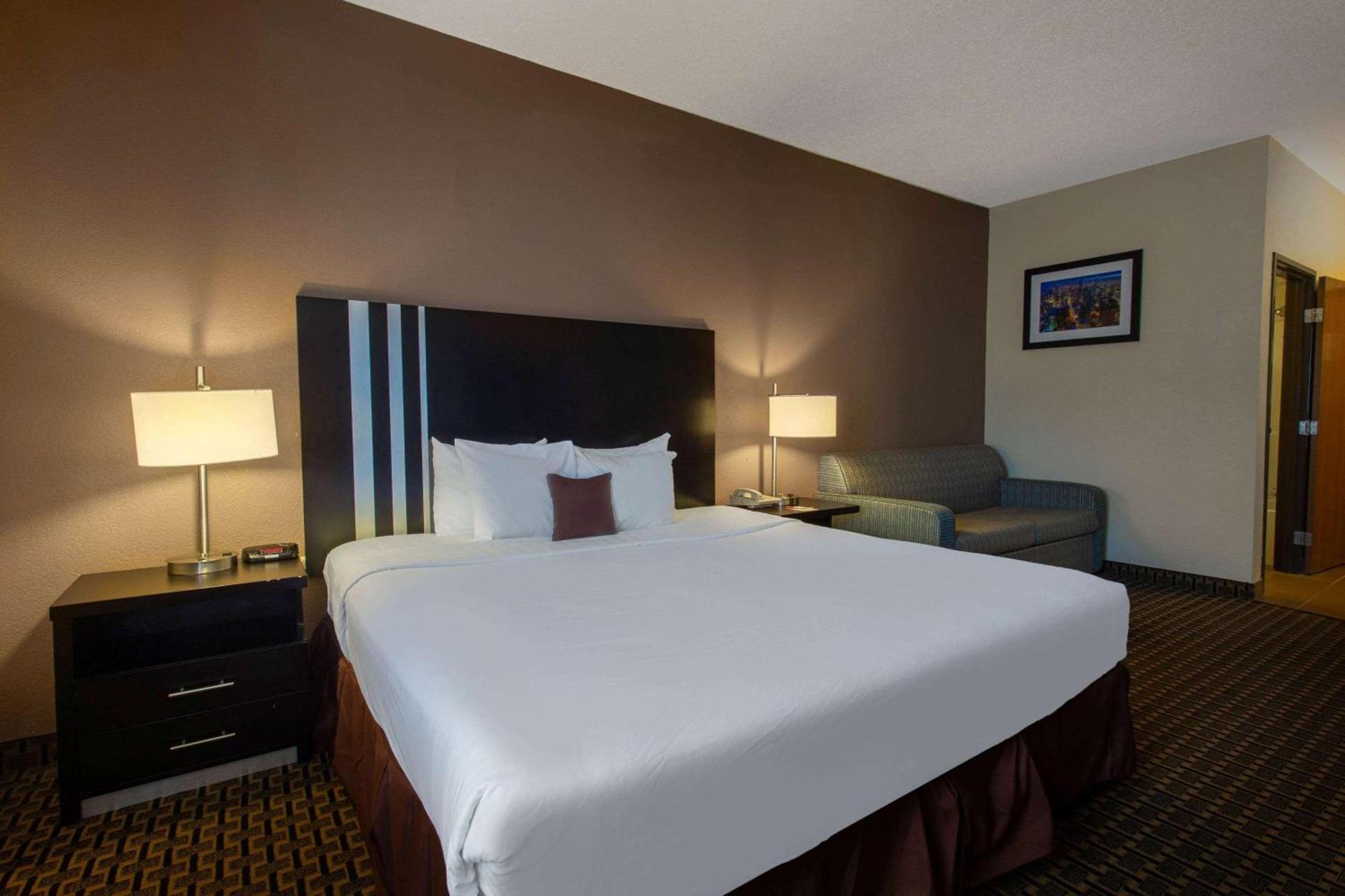 Ramada by Wyndham Glendale Heights/Lombard photo 52
