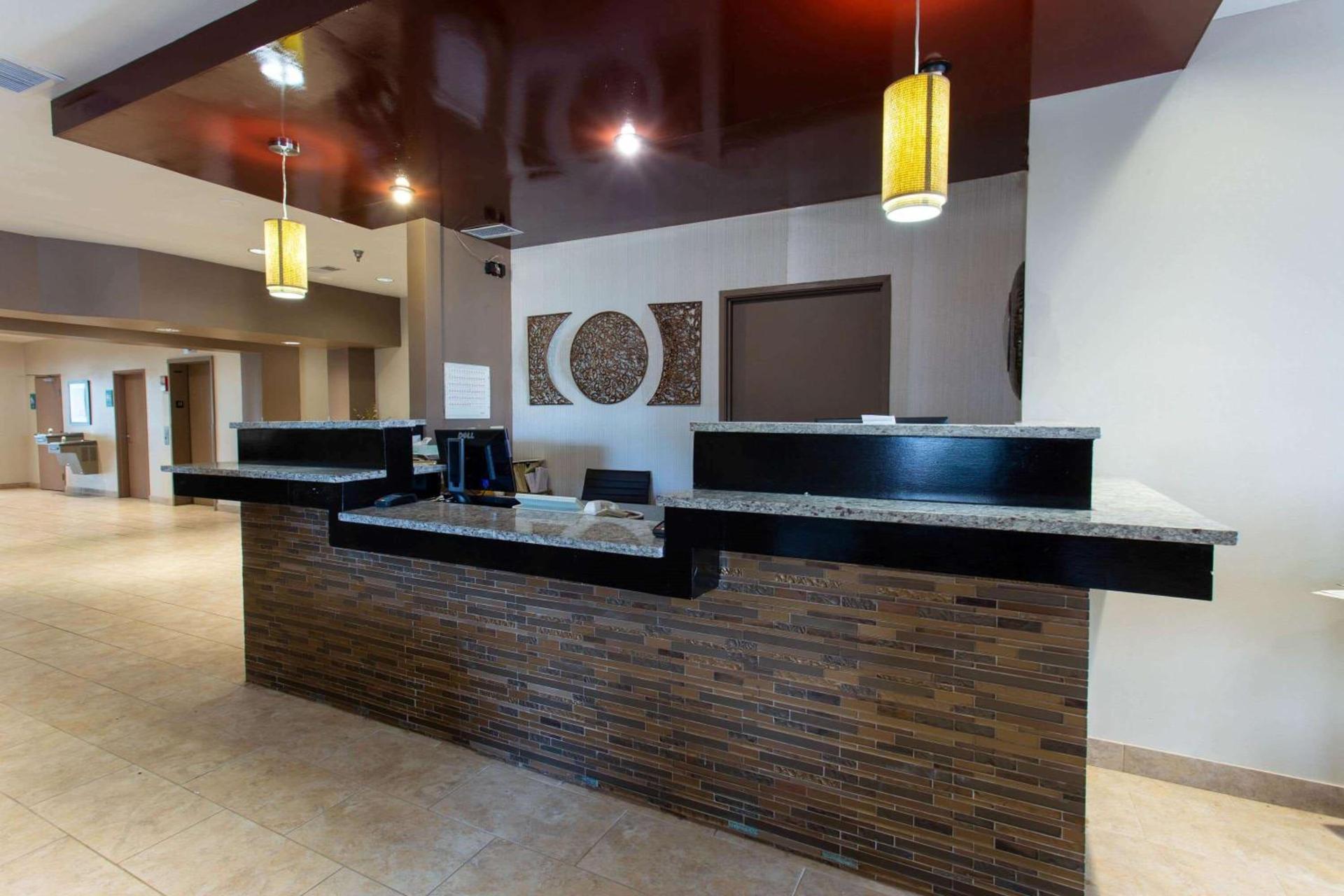 Ramada by Wyndham Glendale Heights/Lombard photo 3