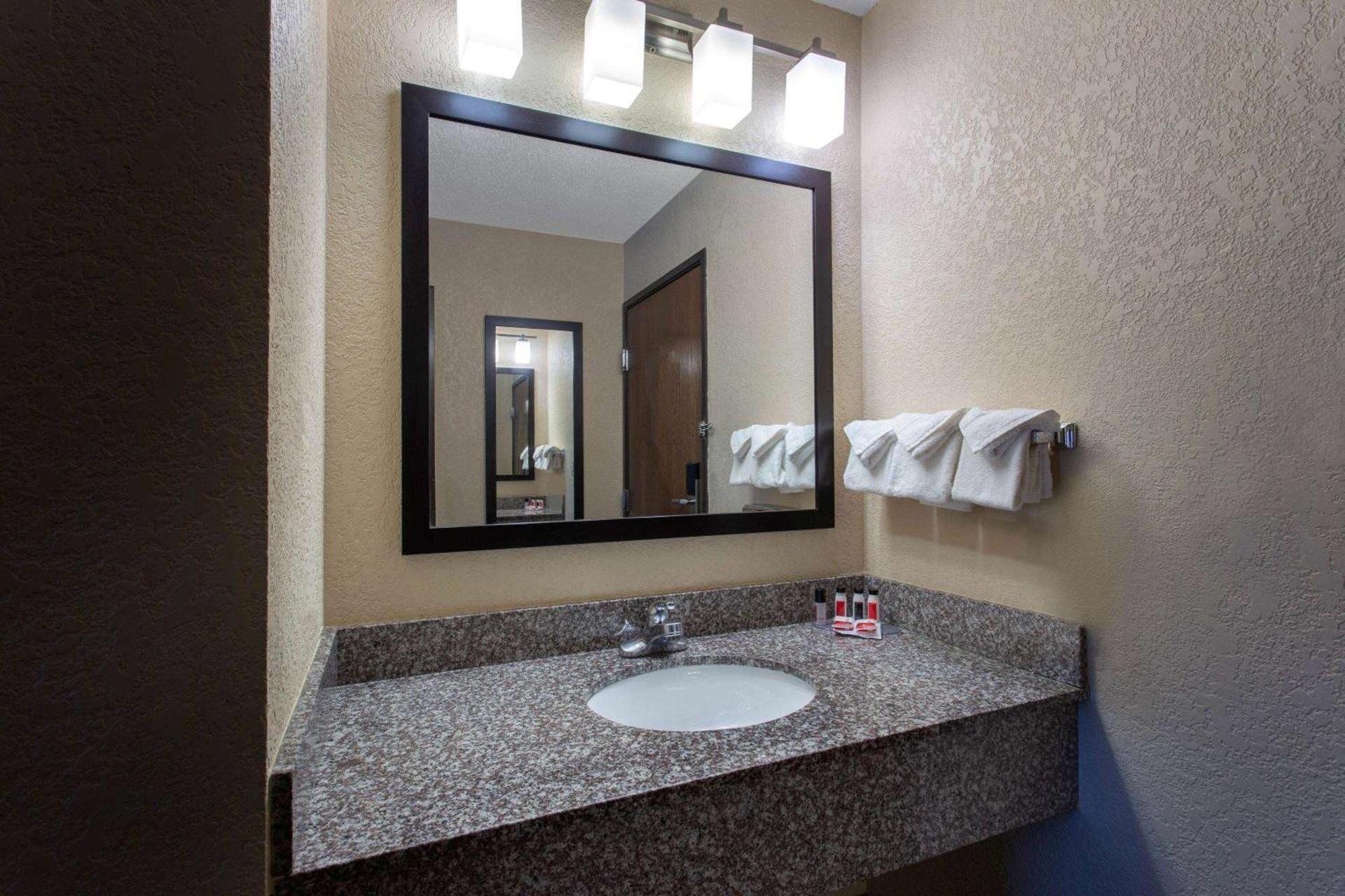 Ramada by Wyndham Glendale Heights/Lombard photo 50