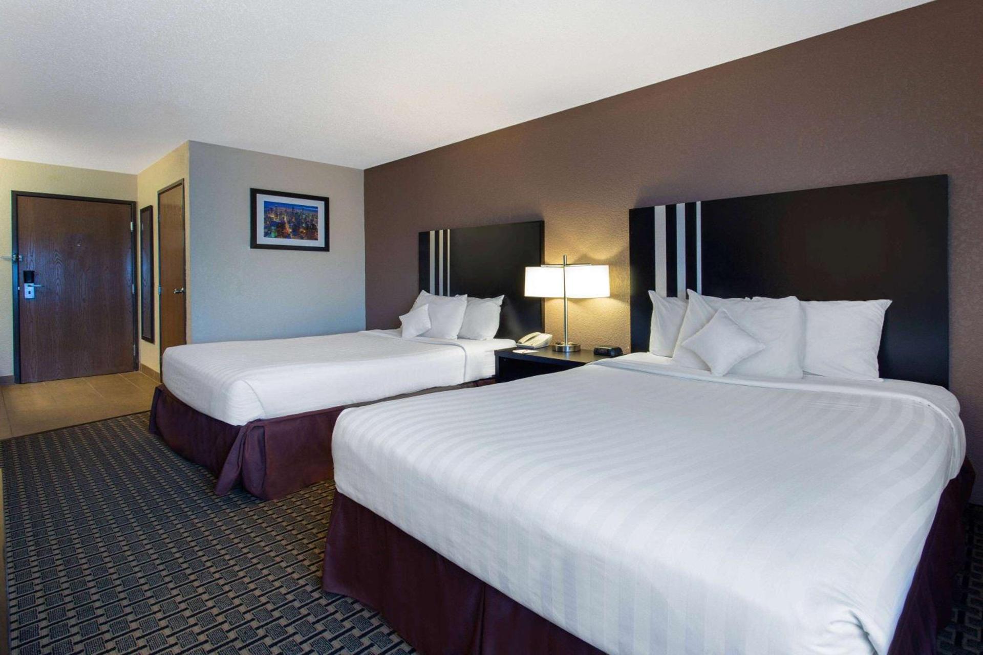 Ramada by Wyndham Glendale Heights/Lombard photo 2