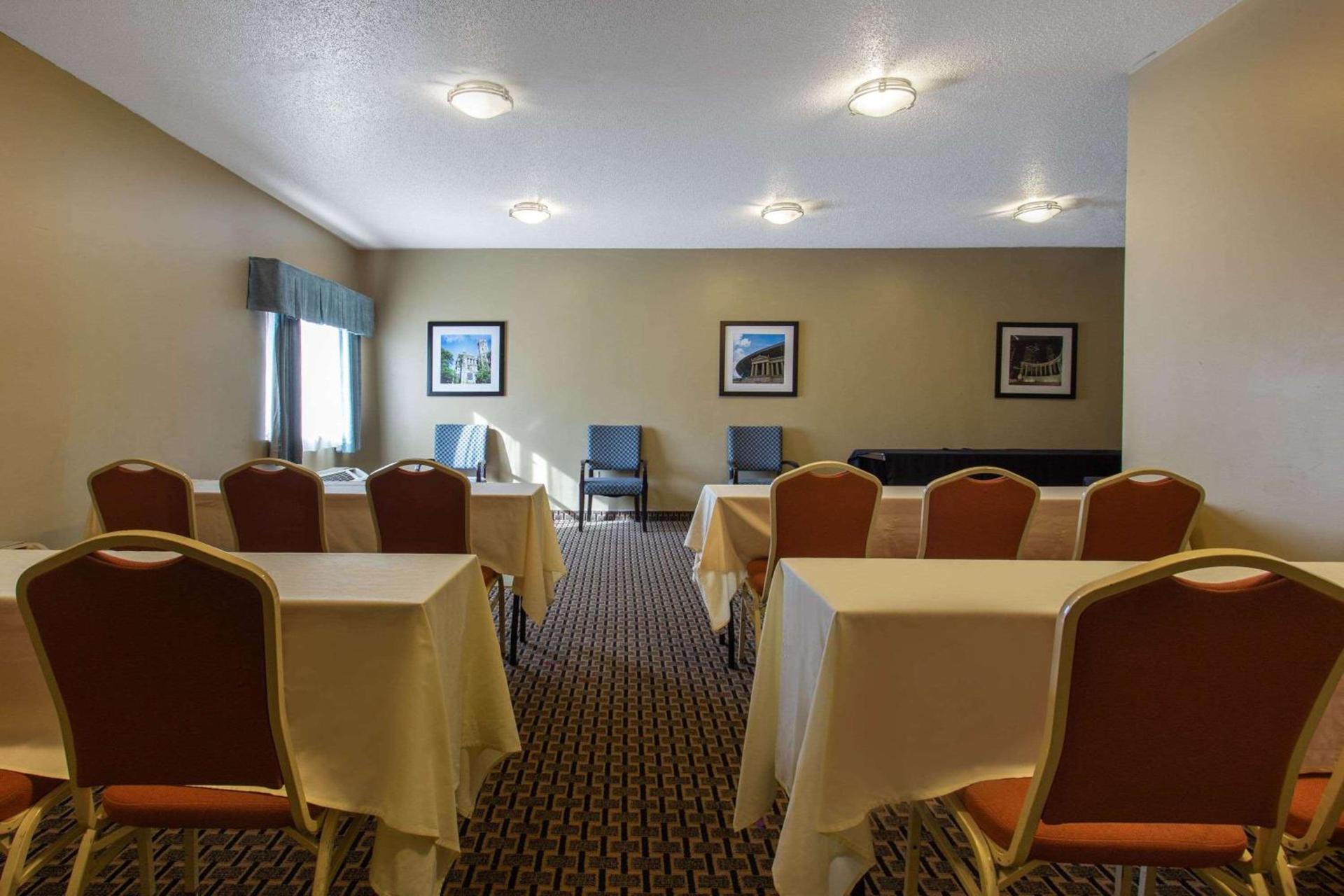 Ramada by Wyndham Glendale Heights/Lombard photo 46