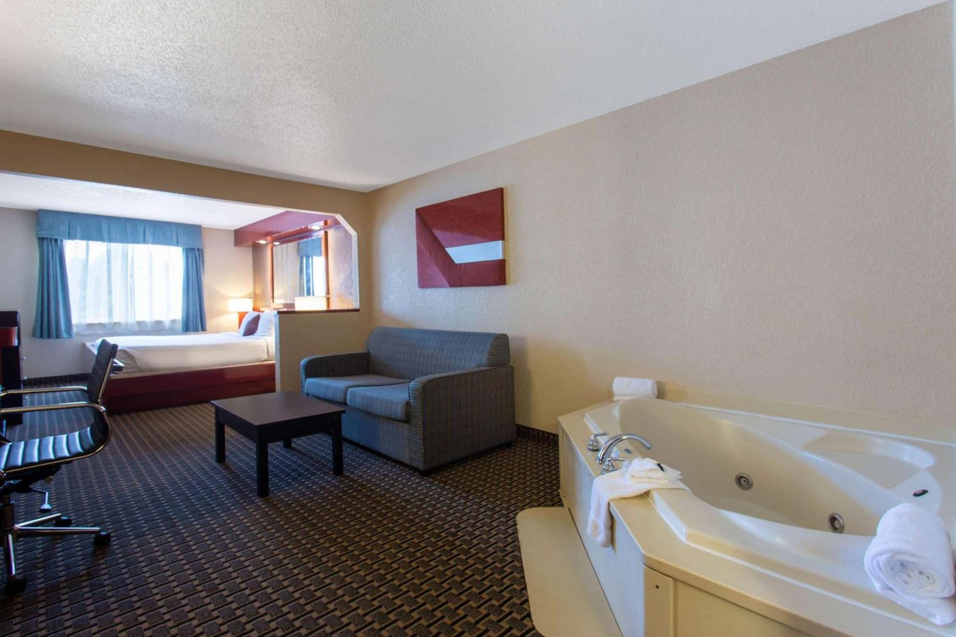 Ramada by Wyndham Glendale Heights/Lombard photo 45