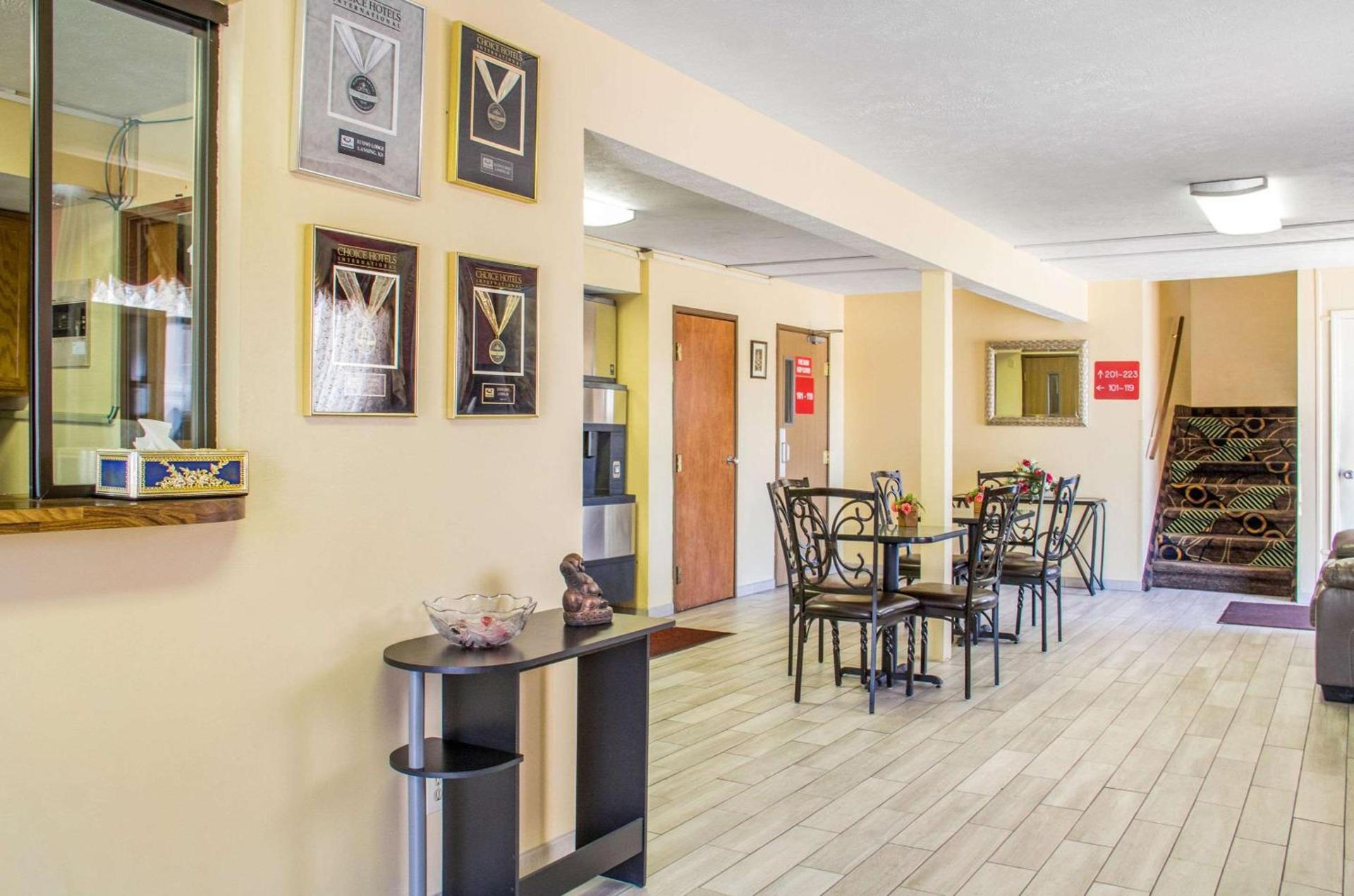 Econo Lodge Lansing - Leavenworth photo 6