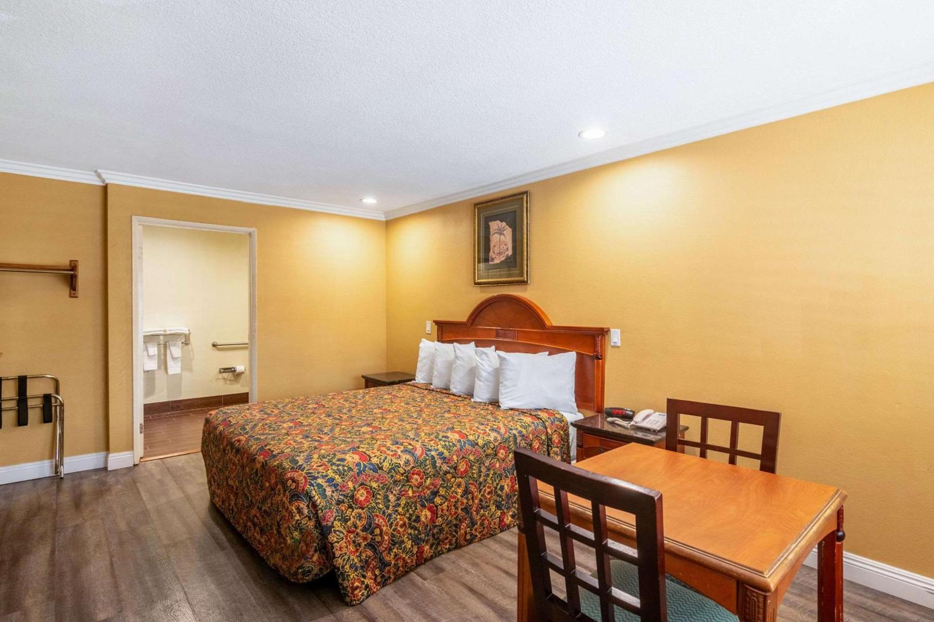Rodeway Inn Artesia Cerritos photo 25