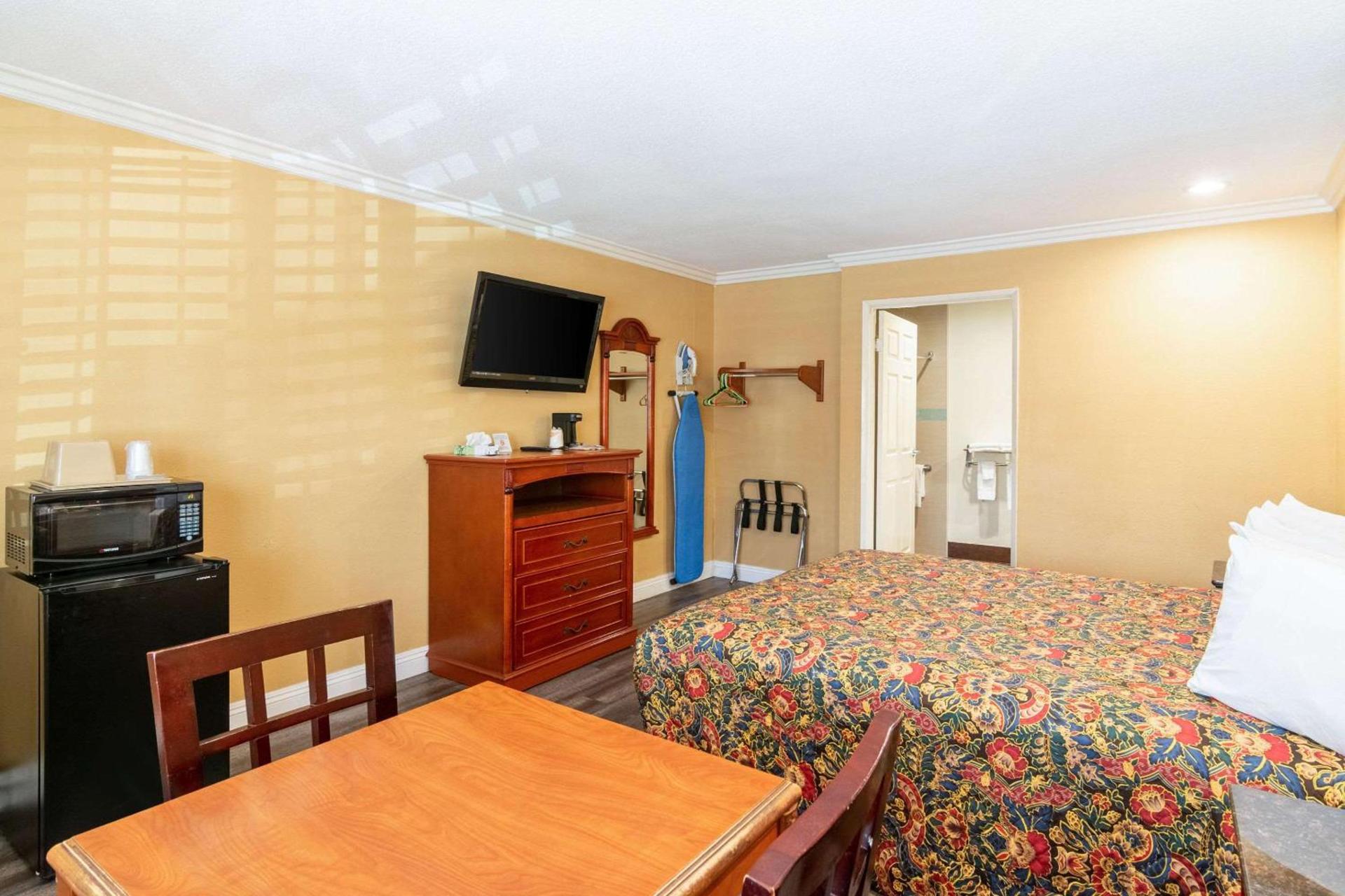 Rodeway Inn Artesia Cerritos photo 17