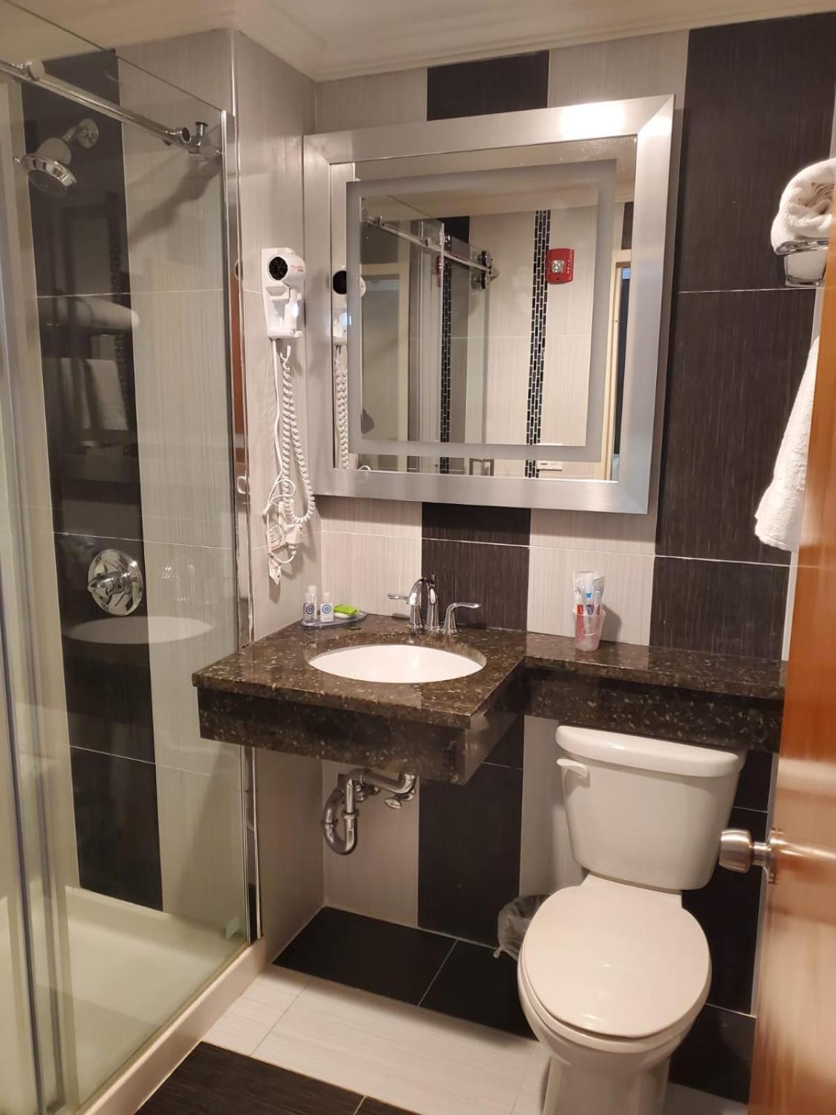 Umbrella Hotel Brooklyn - Newly Renovated photo 22