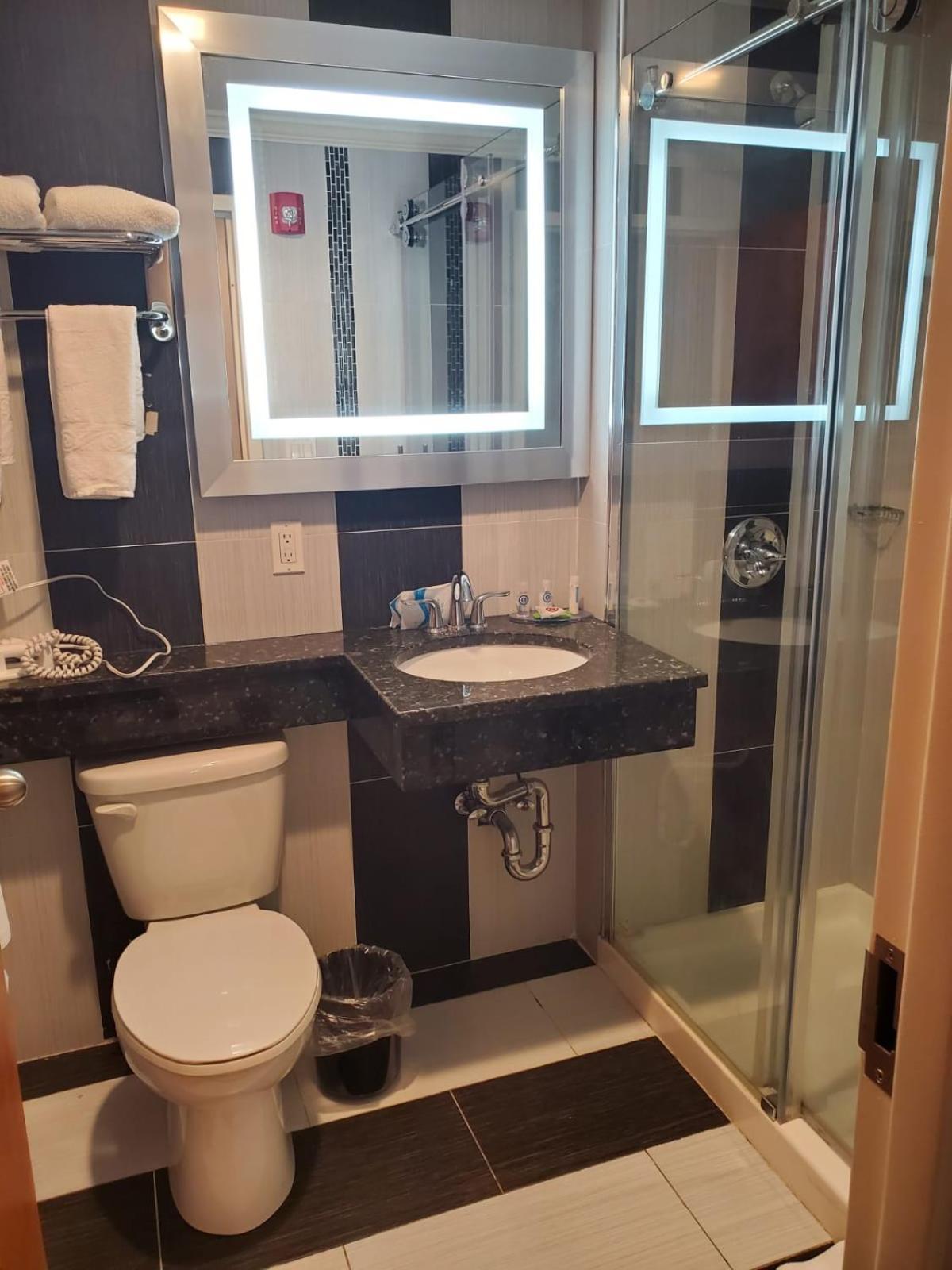 Umbrella Hotel Brooklyn - Newly Renovated photo 25