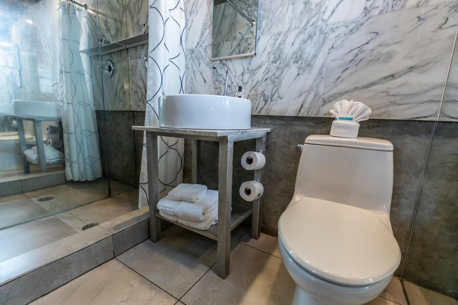 Chesterfield Hotel & Suites photo 11