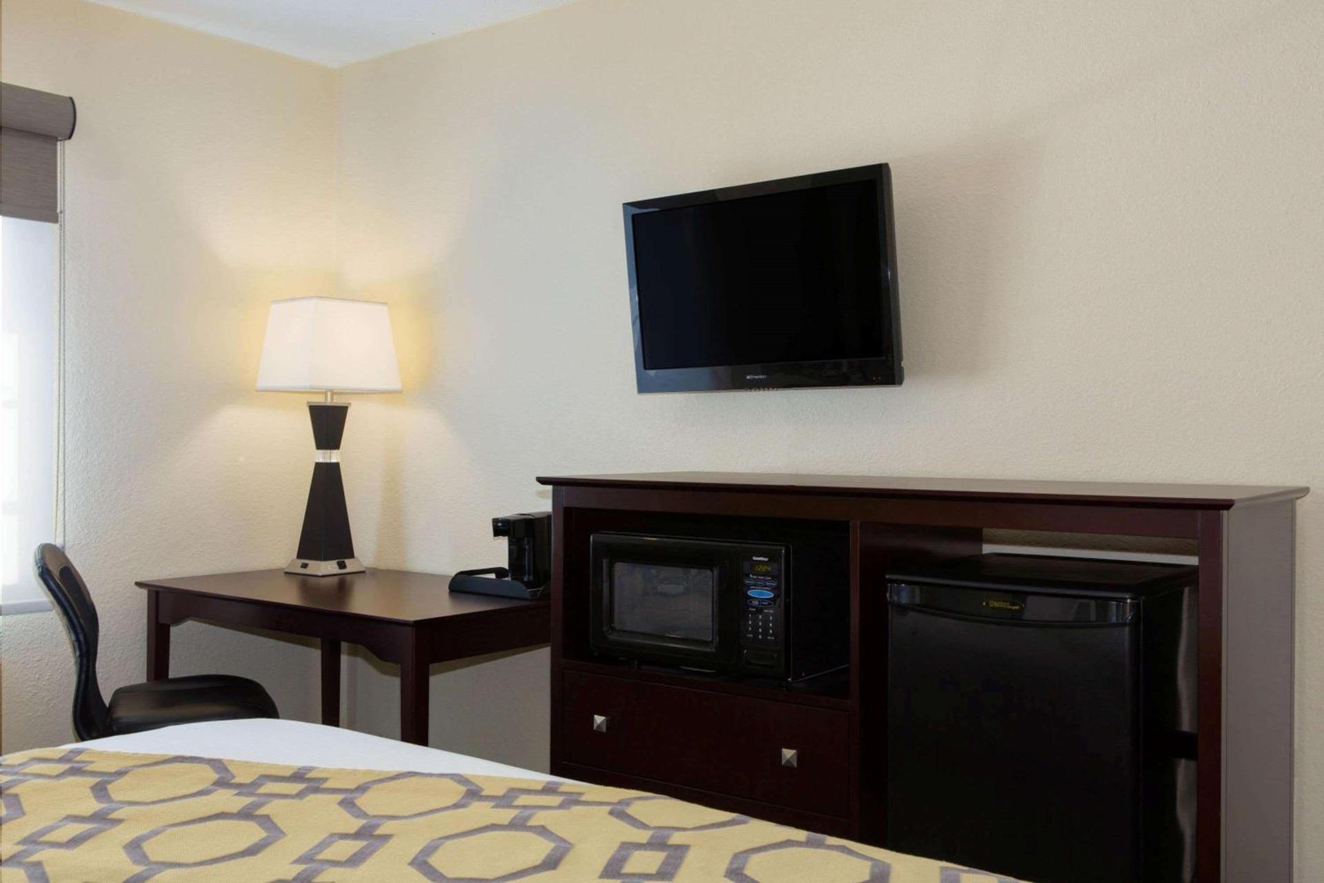 Baymont by Wyndham Jefferson City photo 40