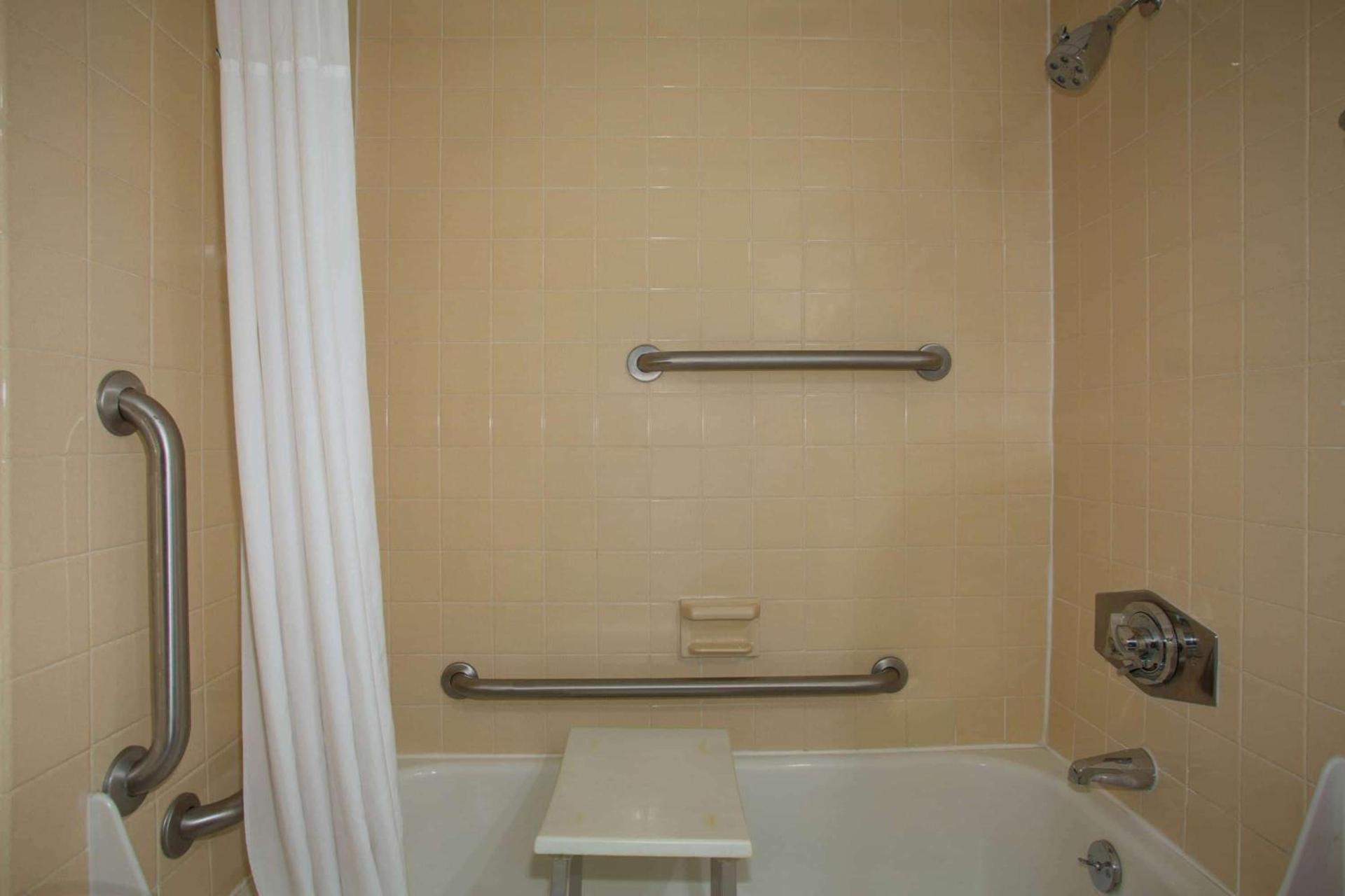 Baymont by Wyndham Jefferson City photo 39