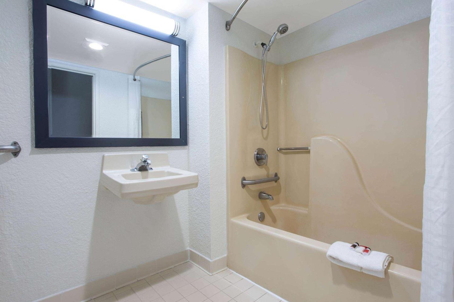 Days Inn by Wyndham Absecon Atlantic City Area photo 9