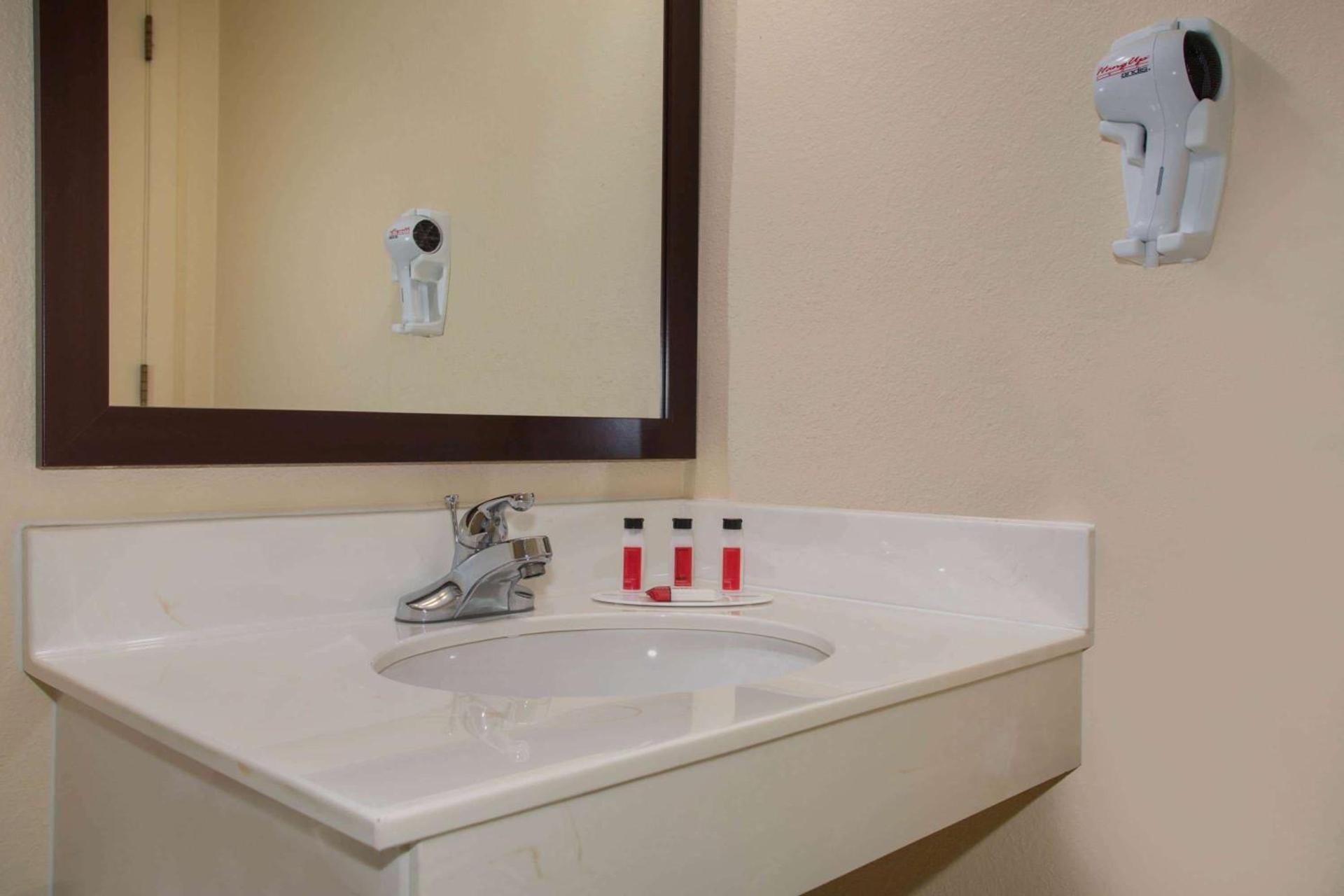 Baymont by Wyndham Jefferson City photo 32