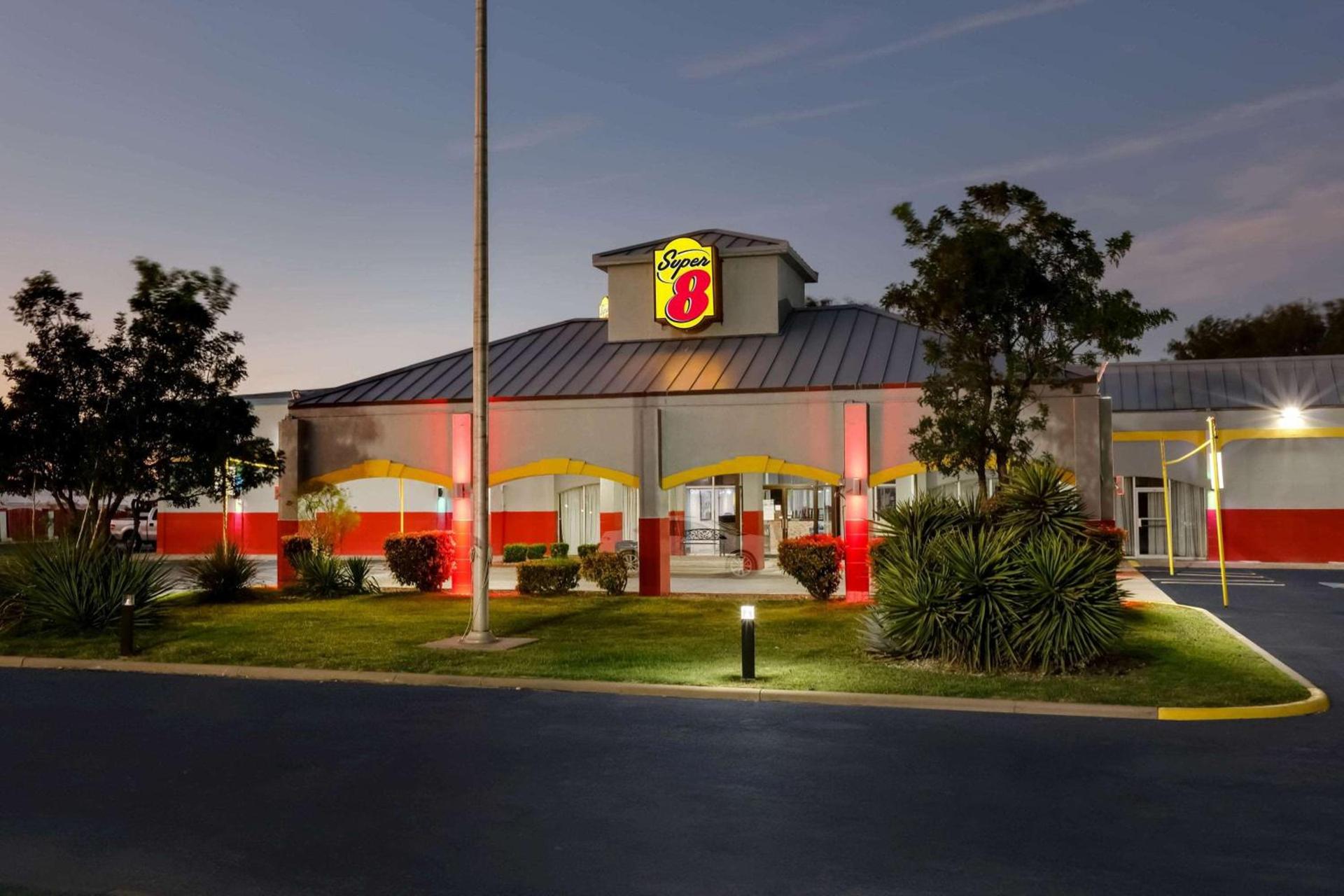 Super 8 by Wyndham Ft Stockton photo 11