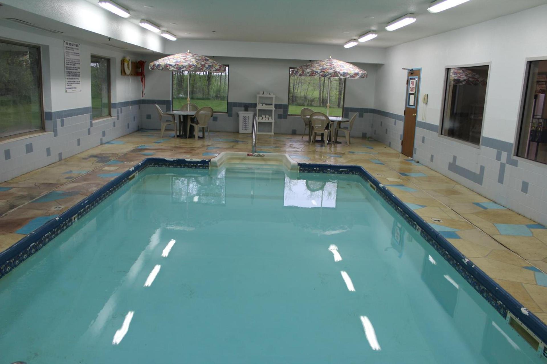 Super 8 by Wyndham Valparaiso photo 2