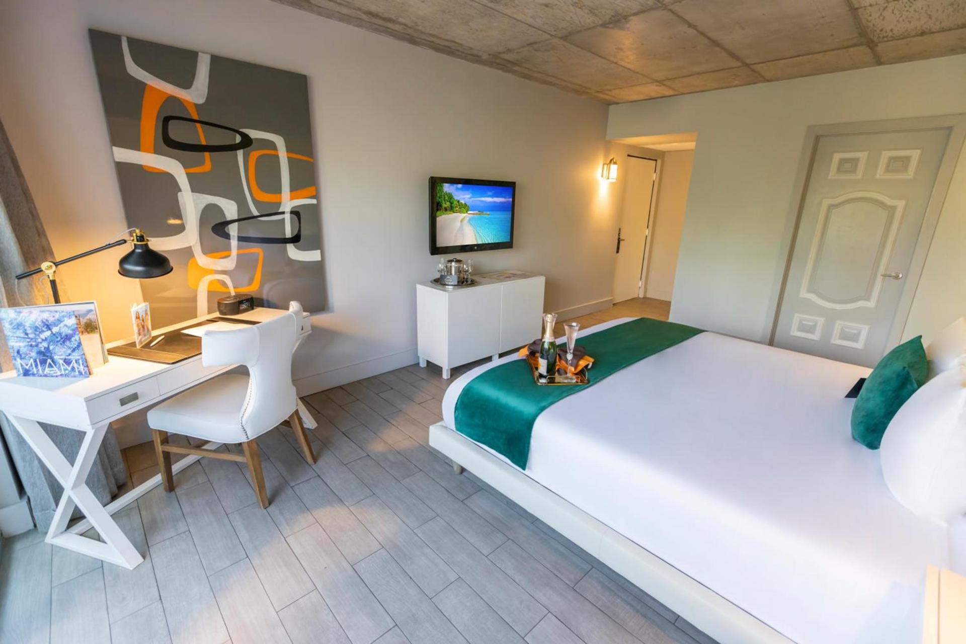 Riviera Suites photo 32