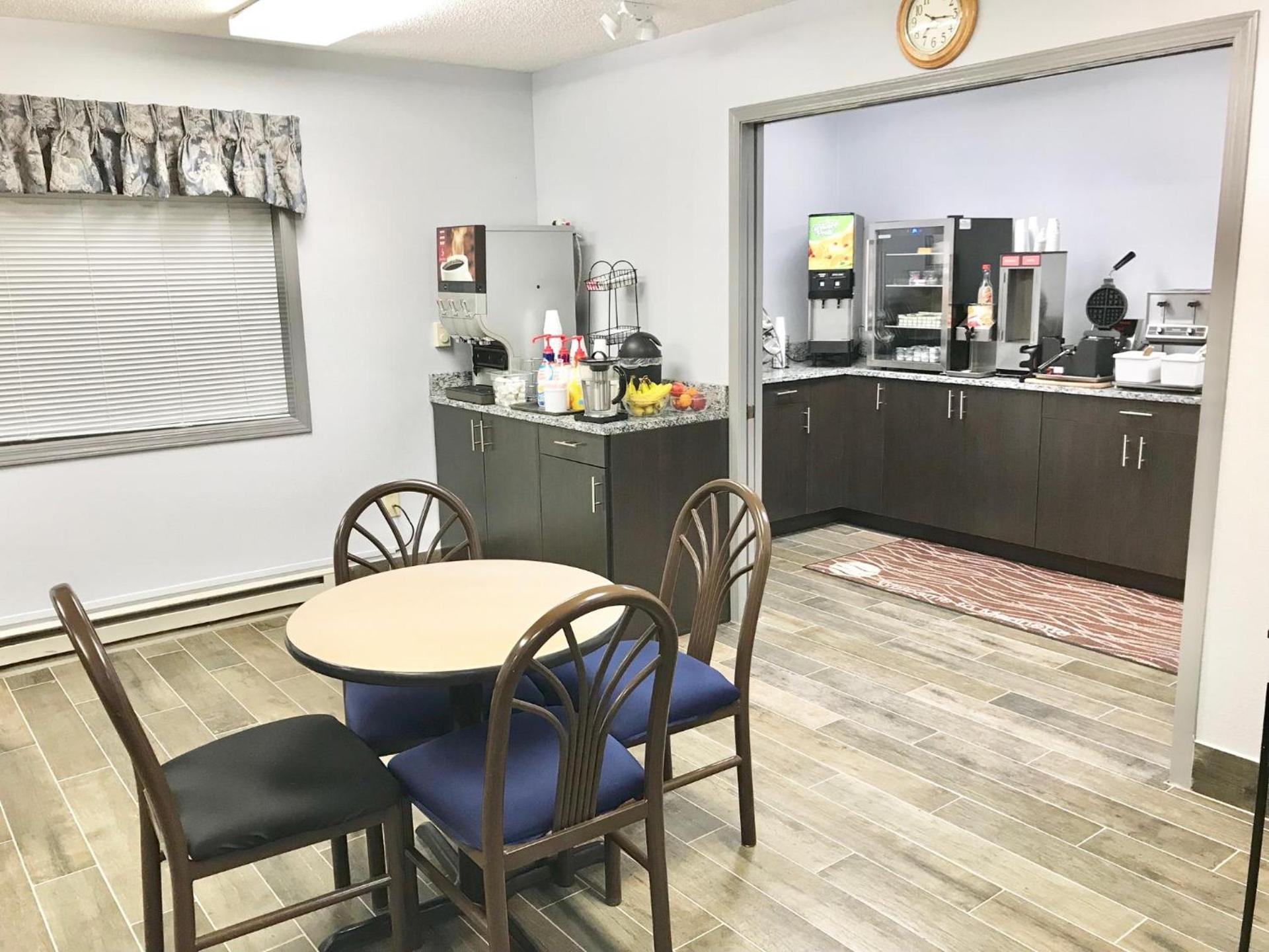 Baymont by Wyndham Marinette photo 27