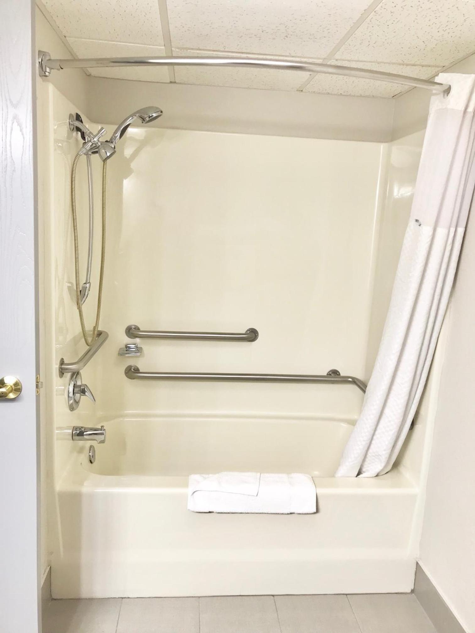 Baymont by Wyndham Marinette photo 25
