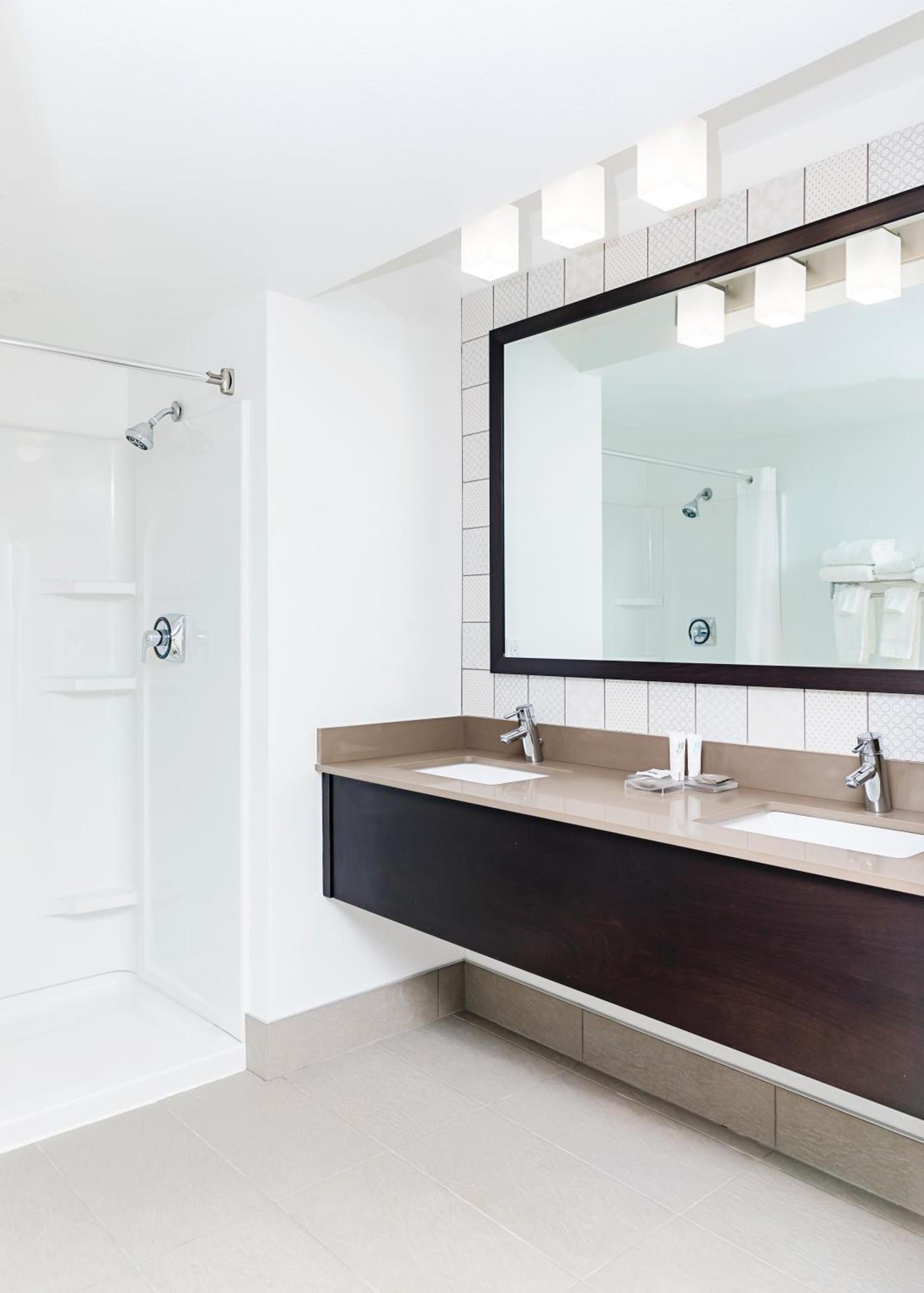 Country Inn & Suites by Radisson, Appleton Airport - Fox River Mall Area photo 40