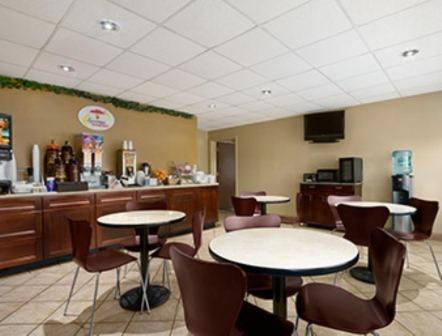 Super 8 by Wyndham Tupelo Airport photo 20
