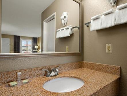 Super 8 by Wyndham Tupelo Airport photo 19
