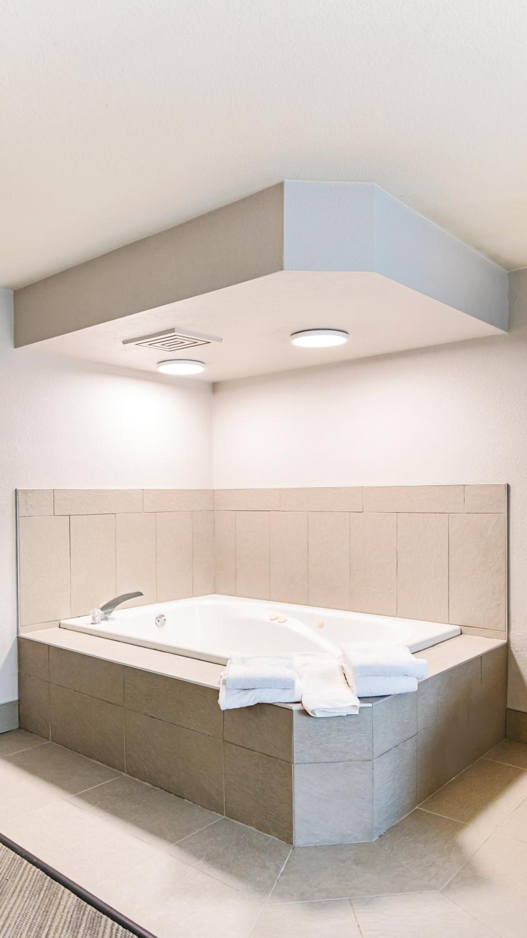 Country Inn & Suites by Radisson, Appleton Airport - Fox River Mall Area photo 43