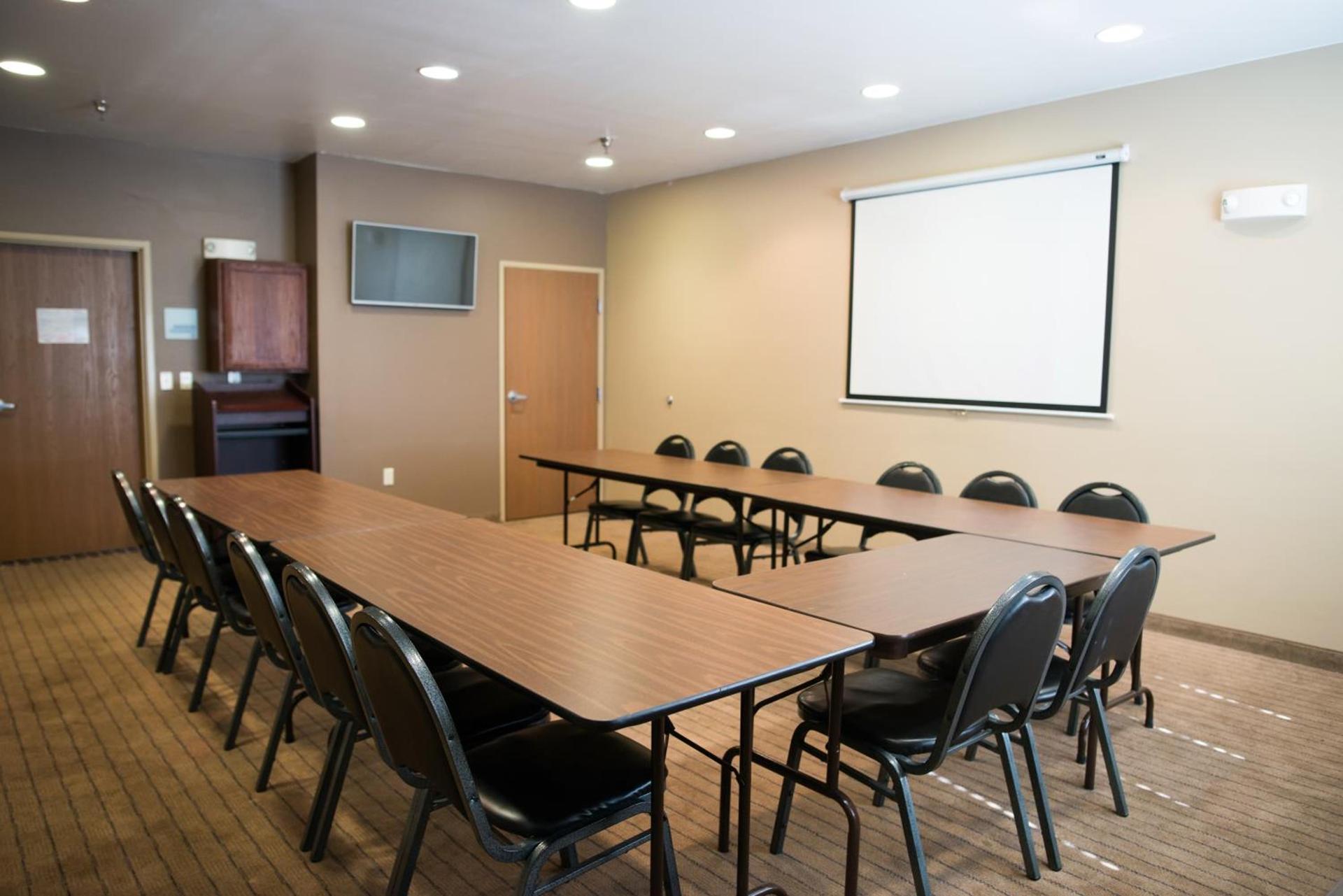 Holiday Inn Express Devils Lake by IHG photo 30