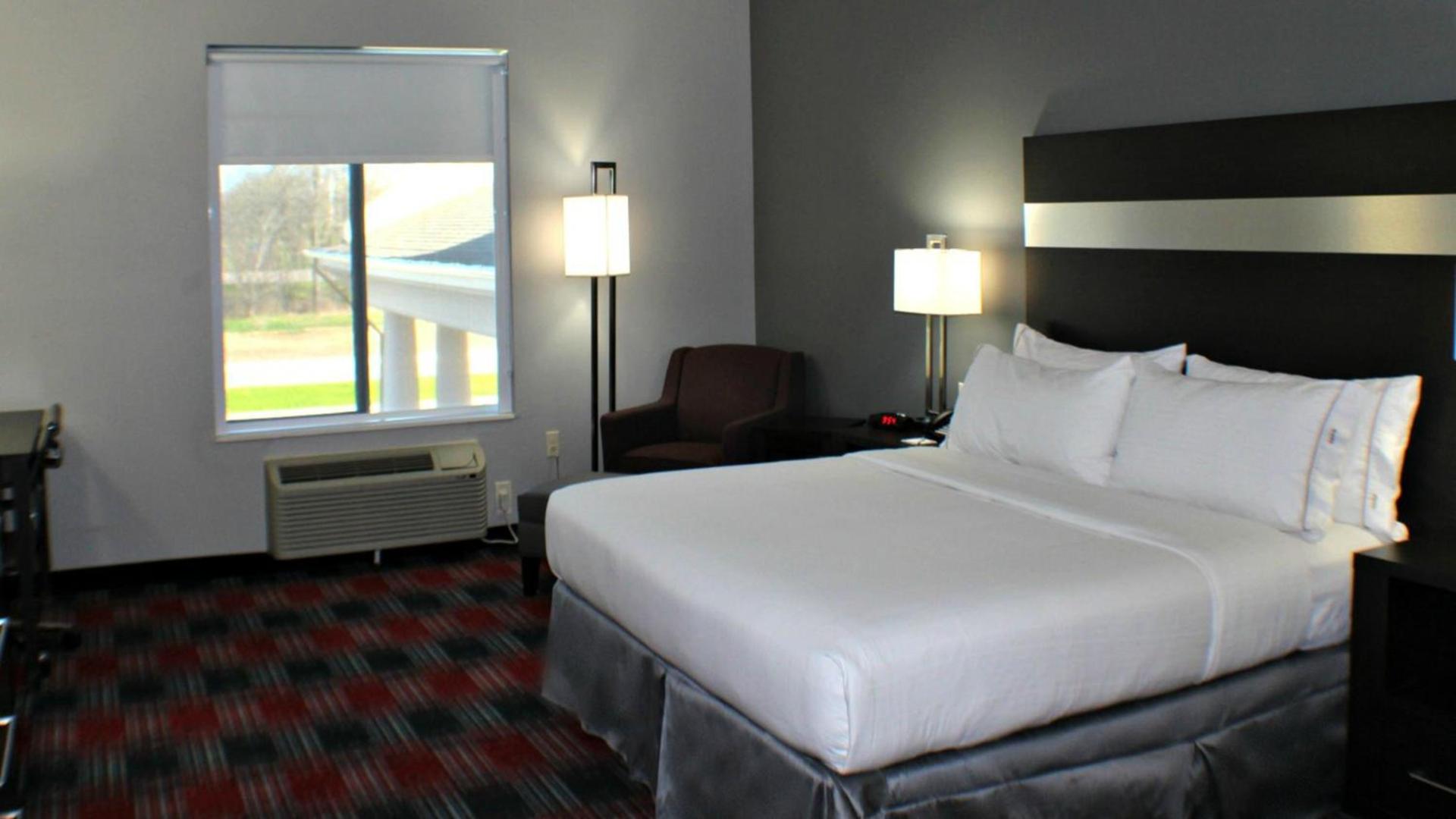 Holiday Inn Express & Suites Bonham by IHG photo 7