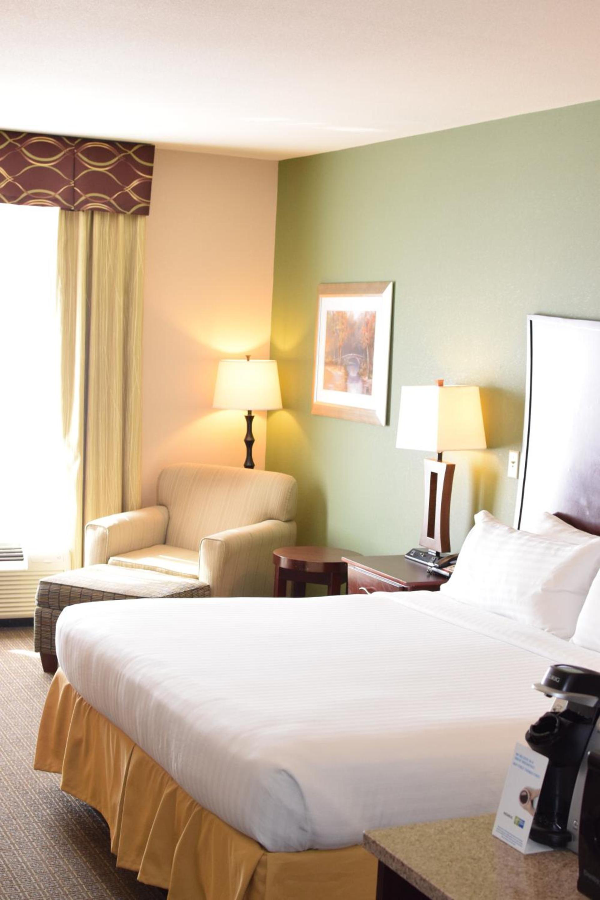 Holiday Inn Express Pratt by IHG photo 23