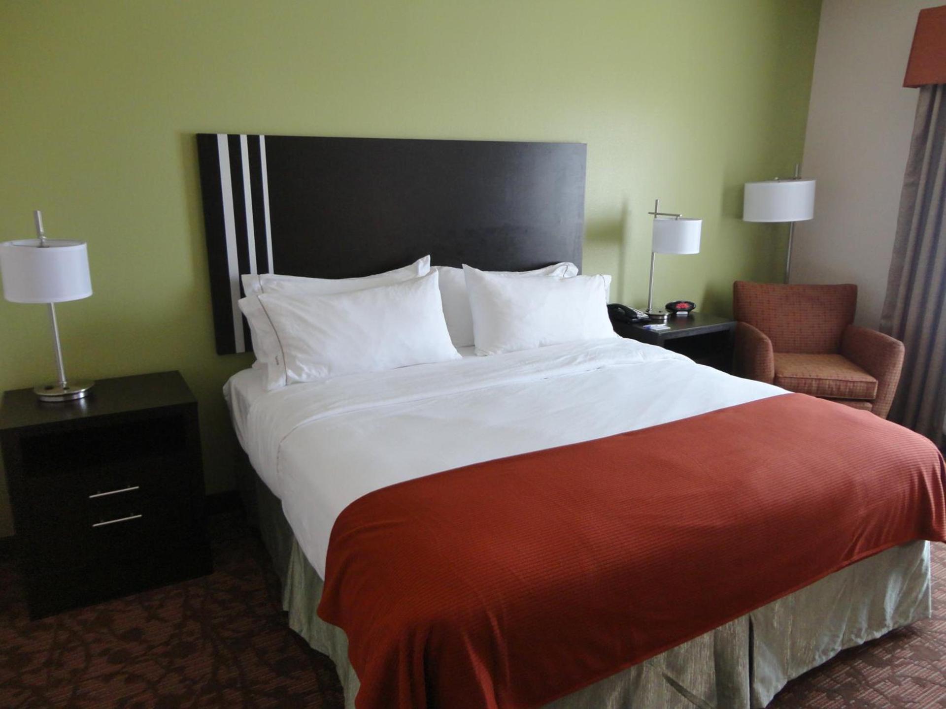 Holiday Inn Express Kenedy by IHG photo 13