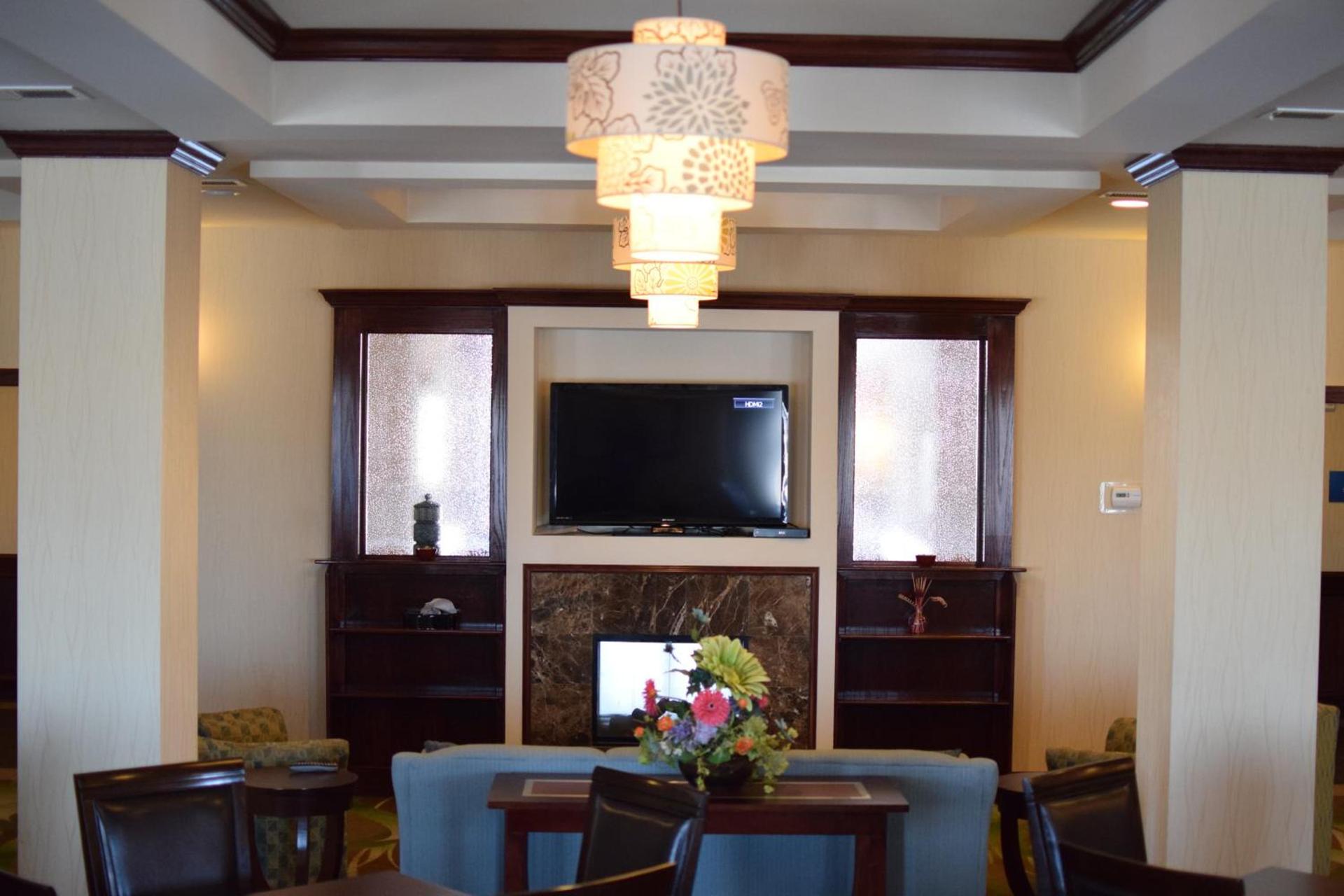 Holiday Inn Express Pratt by IHG photo 7