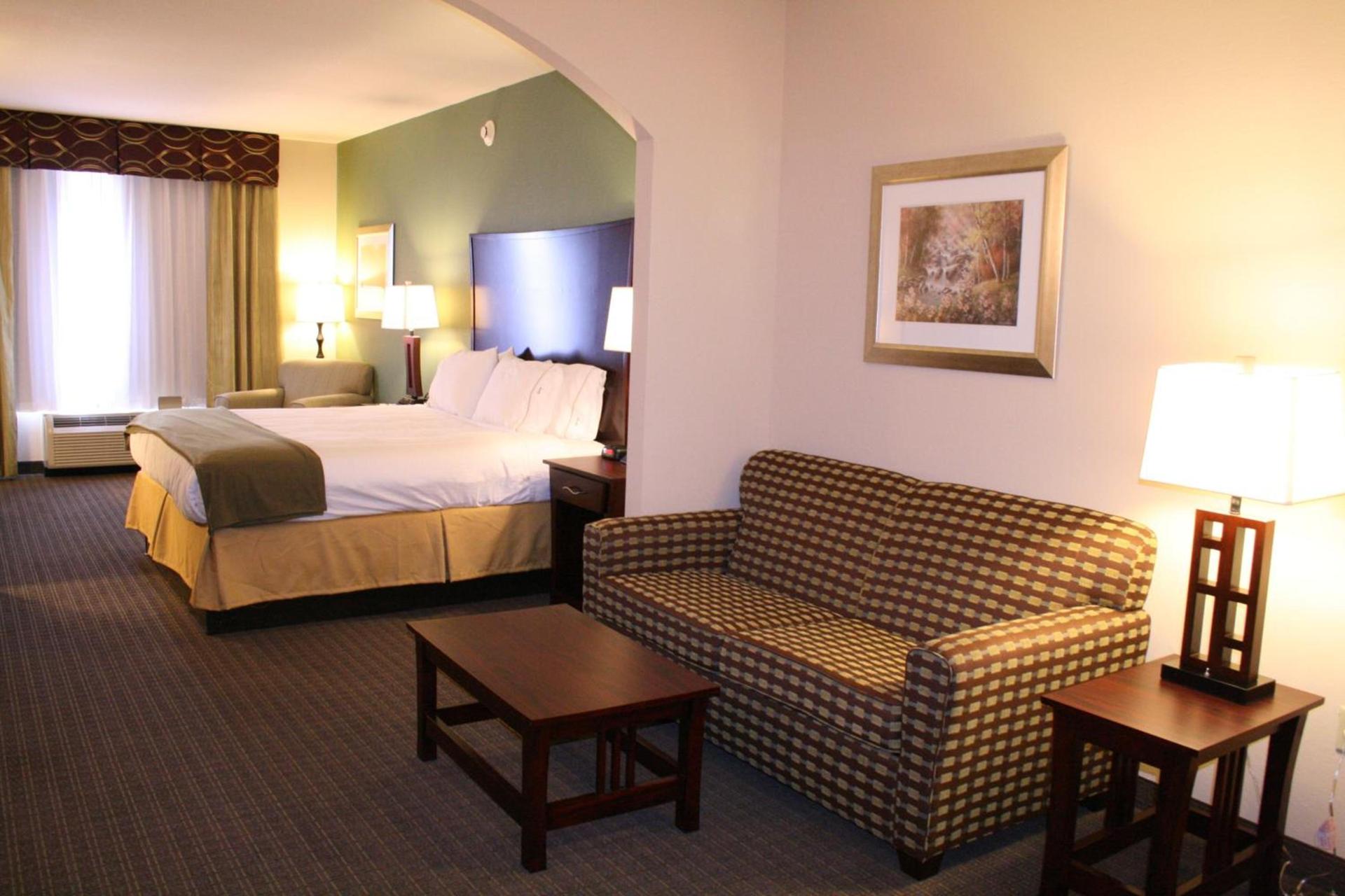 Holiday Inn Express Pratt by IHG photo 8