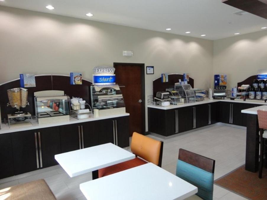 Holiday Inn Express Kenedy by IHG photo 2