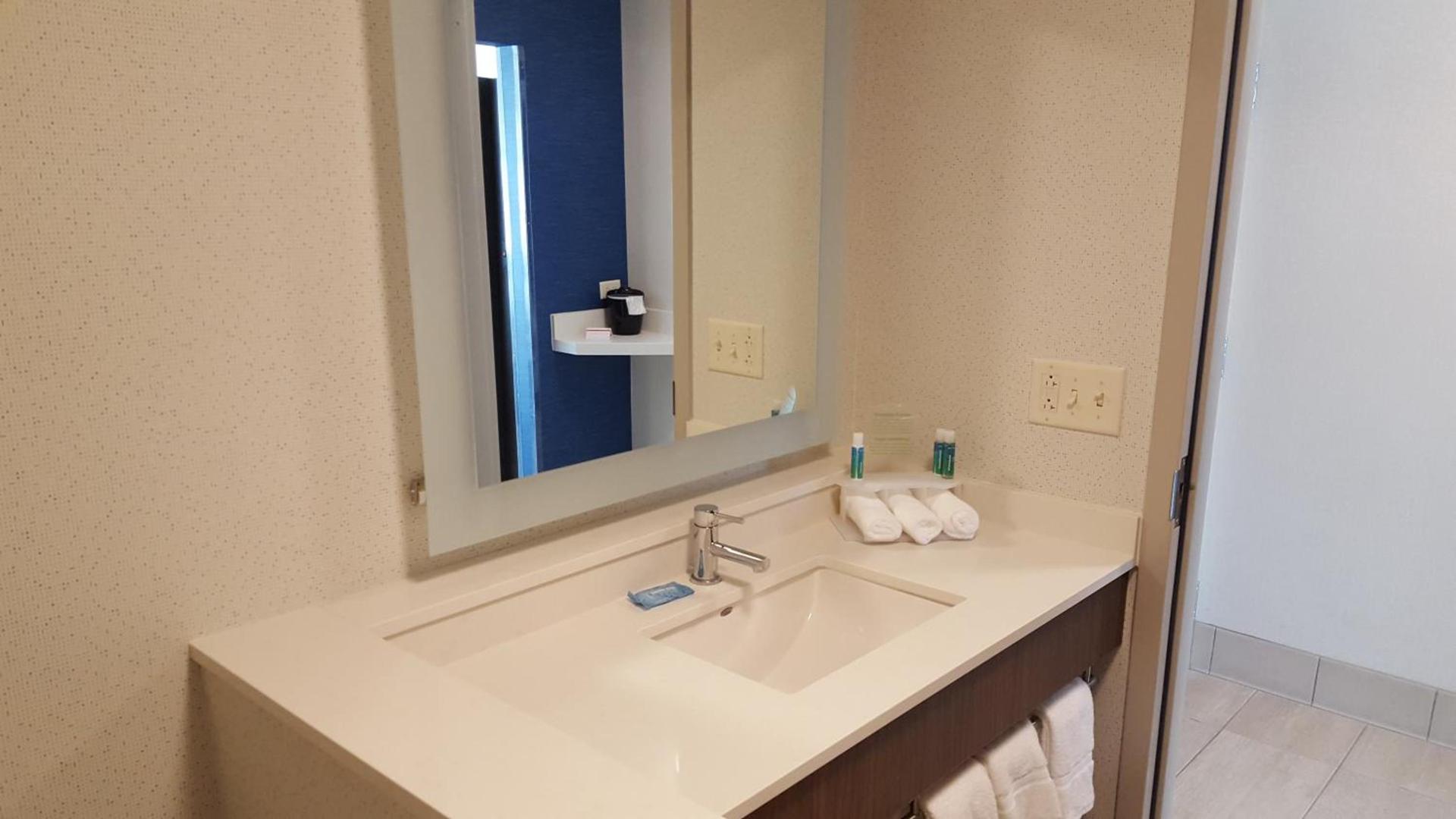 Holiday Inn Express & Suites Oswego by IHG photo 10